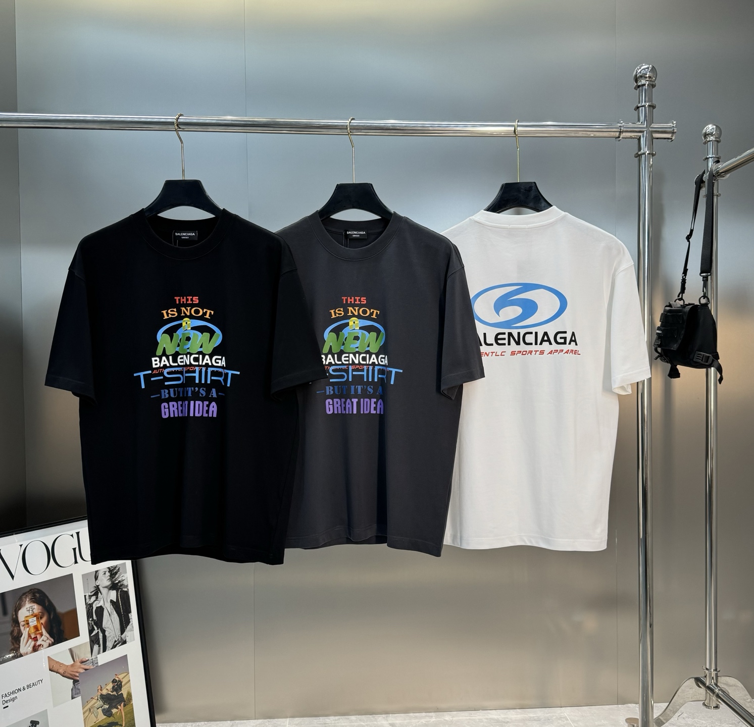 。🌾 Balenciag*巴黎世家新款潮牌T恤.男女同款！os版型真的很迷人.品牌图形字母烫画设计.双面