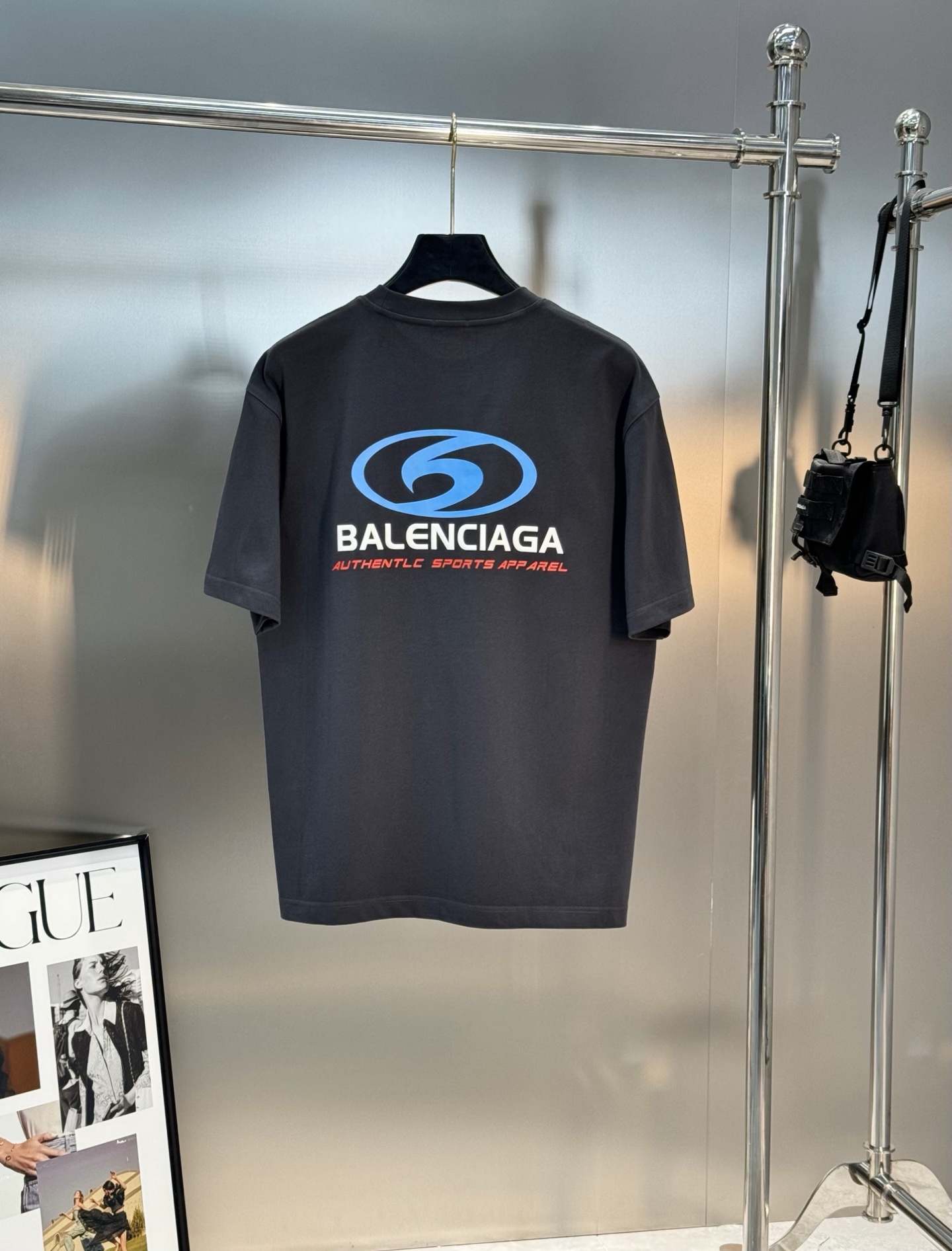 。🌾 Balenciag*巴黎世家新款潮牌T恤.男女同款！os版型真的很迷人.品牌图形字母烫画设计.双面