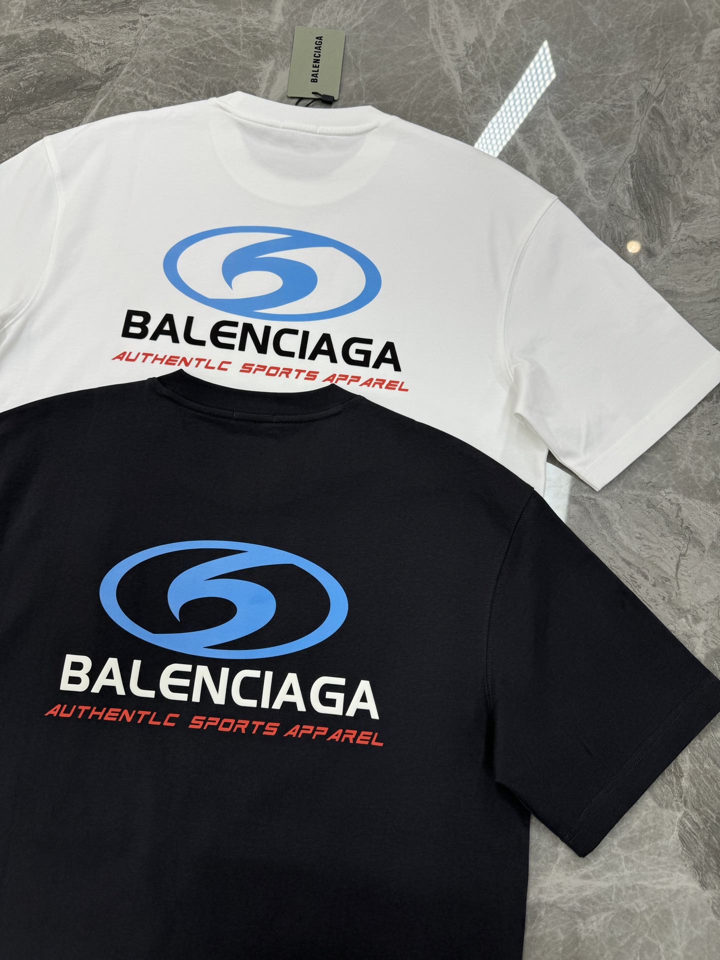 。🌾 Balenciag*巴黎世家新款潮牌T恤.男女同款！os版型真的很迷人.品牌图形字母烫画设计.双面