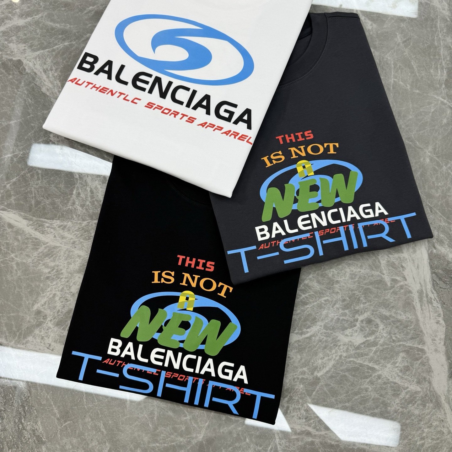 。🌾 Balenciag*巴黎世家新款潮牌T恤.男女同款！os版型真的很迷人.品牌图形字母烫画设计.双面