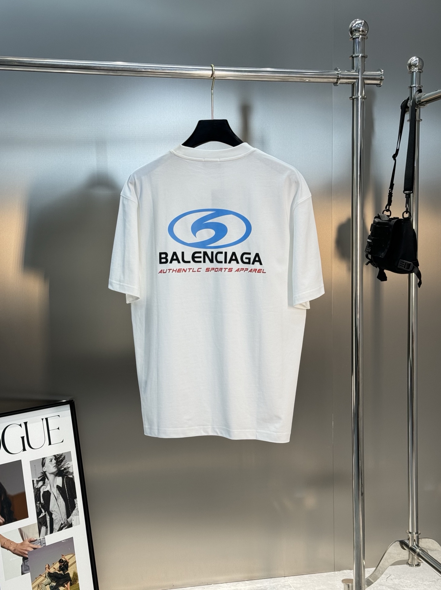 。🌾 Balenciag*巴黎世家新款潮牌T恤.男女同款！os版型真的很迷人.品牌图形字母烫画设计.双面