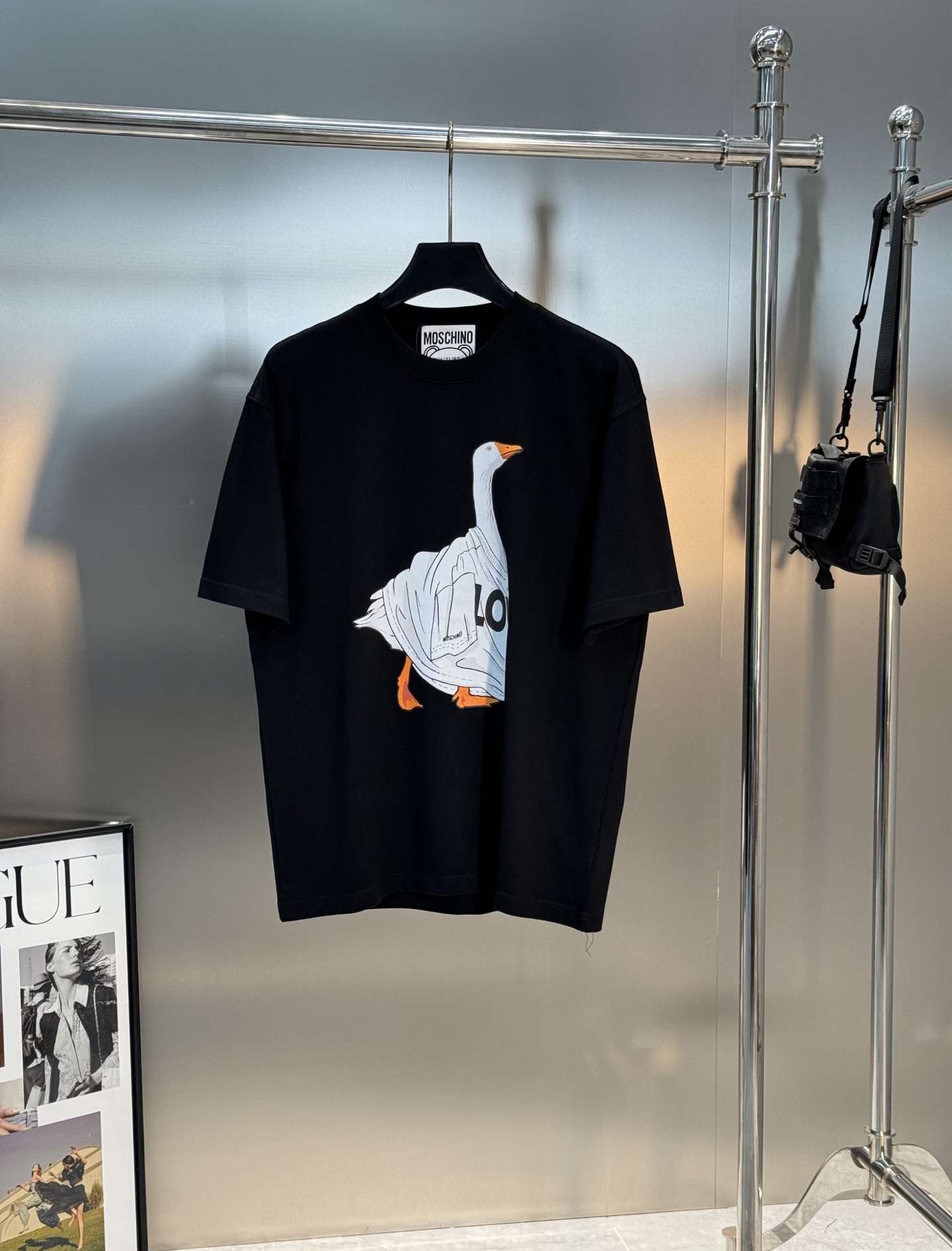 。🌾 MOSCHIN*莫斯奇诺*新品🆕潮牌情侣款T恤.原单推荐！大白鹅品牌潮流.街头风的新纪…整体图形质