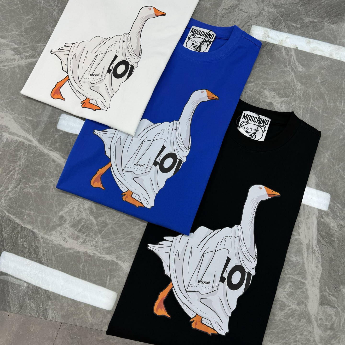 。🌾 MOSCHIN*莫斯奇诺*新品🆕潮牌情侣款T恤.原单推荐！大白鹅品牌潮流.街头风的新纪…整体图形质