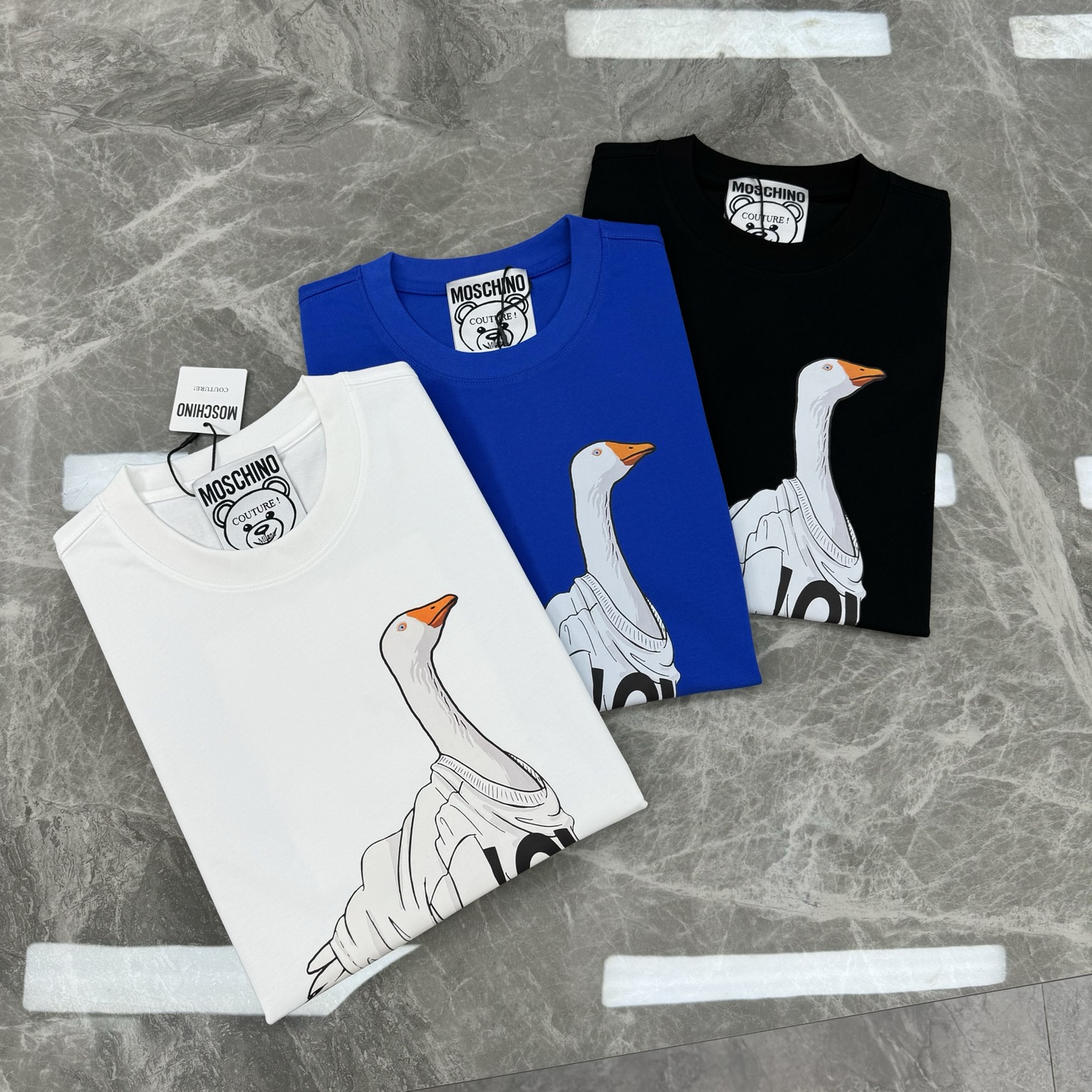 。🌾 MOSCHIN*莫斯奇诺*新品🆕潮牌情侣款T恤.原单推荐！大白鹅品牌潮流.街头风的新纪…整体图形质