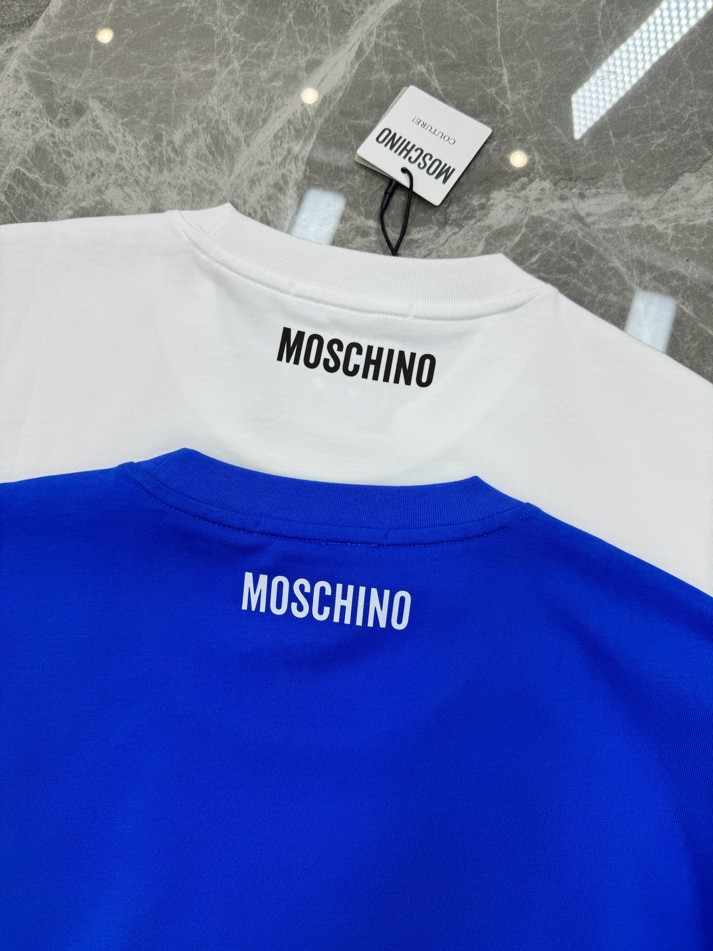 。🌾 MOSCHIN*莫斯奇诺*新品🆕潮牌情侣款T恤.原单推荐！大白鹅品牌潮流.街头风的新纪…整体图形质