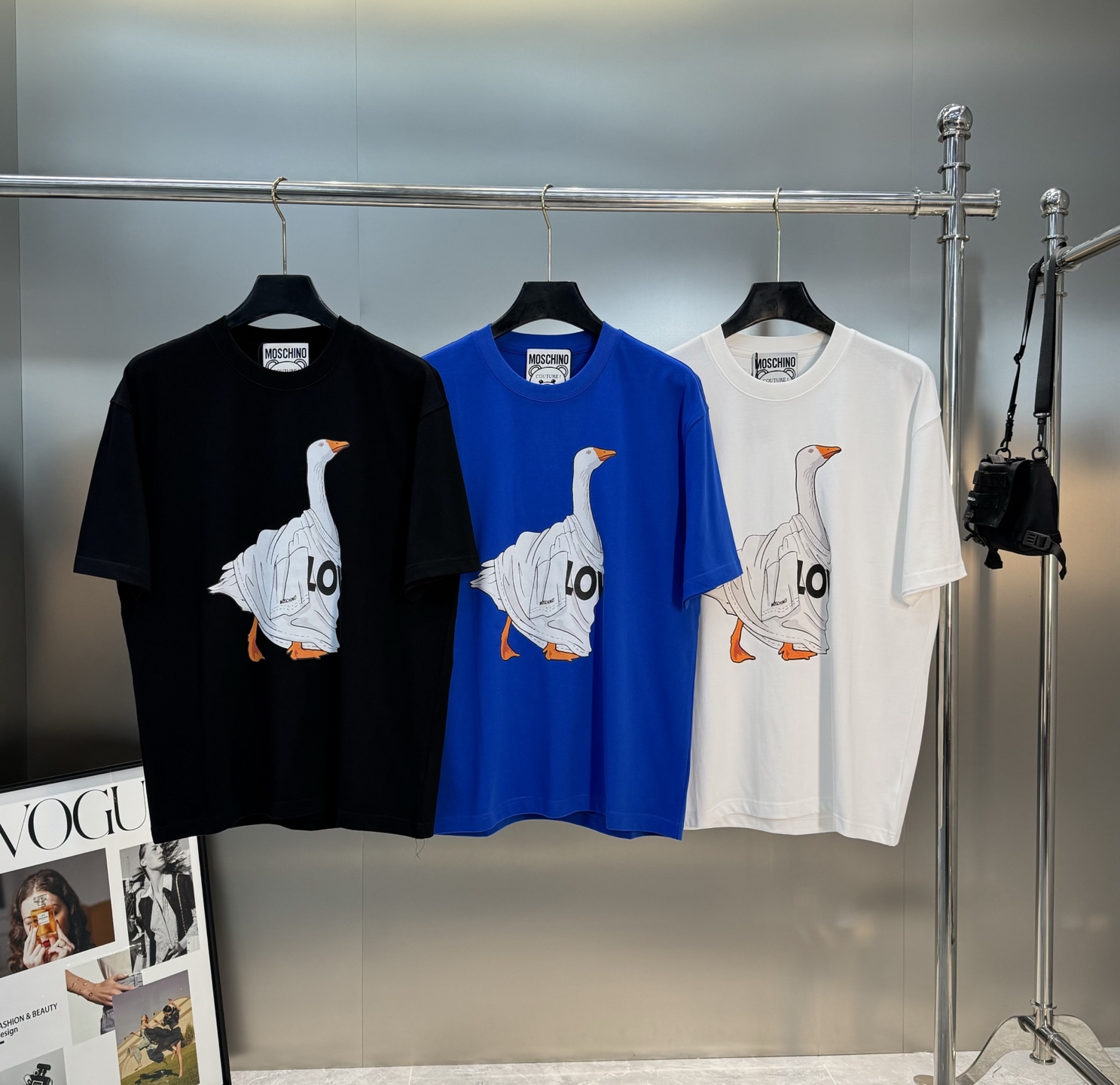 。🌾 MOSCHIN*莫斯奇诺*新品🆕潮牌情侣款T恤.原单推荐！大白鹅品牌潮流.街头风的新纪…整体图形质