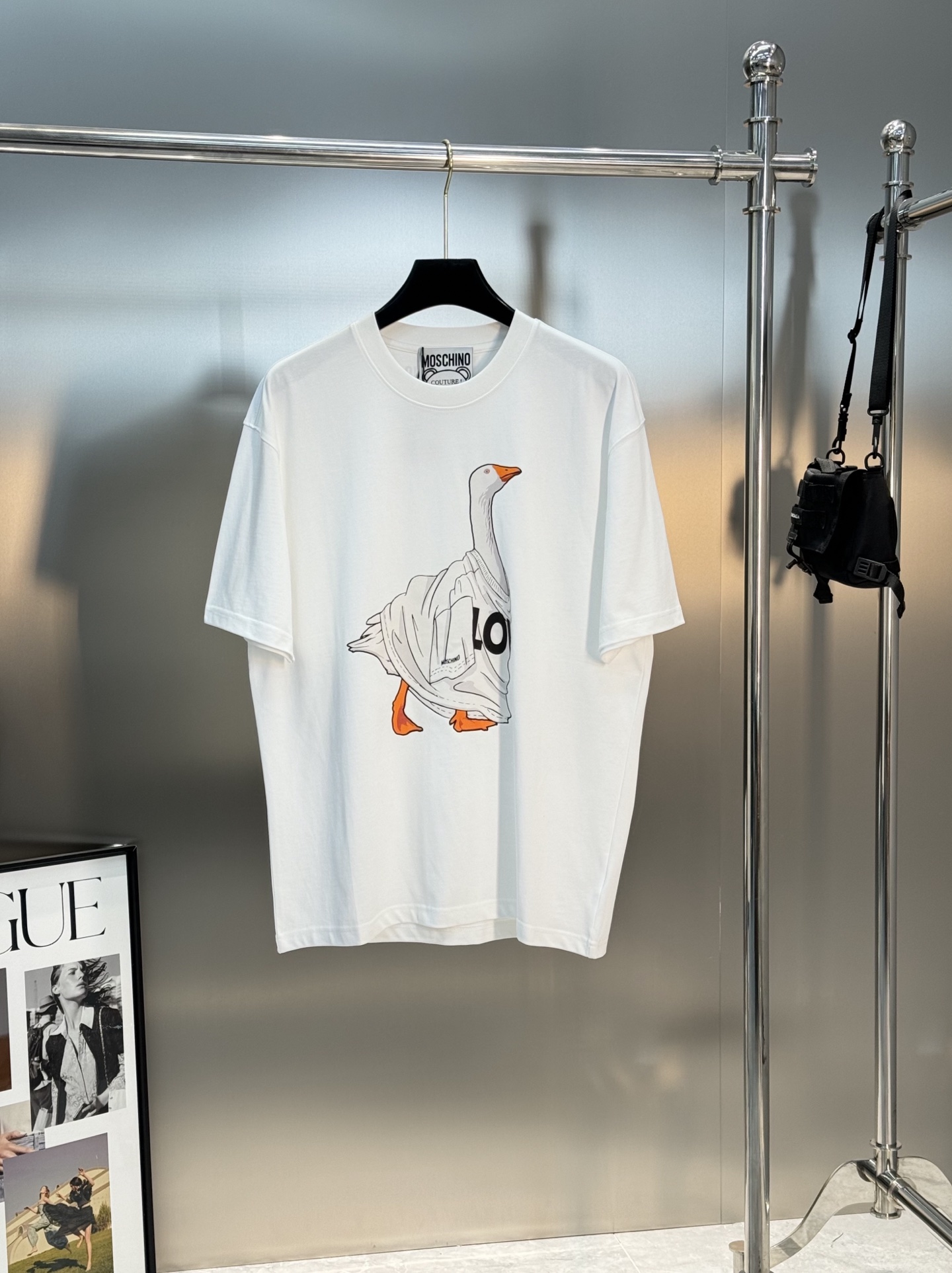 。🌾 MOSCHIN*莫斯奇诺*新品🆕潮牌情侣款T恤.原单推荐！大白鹅品牌潮流.街头风的新纪…整体图形质