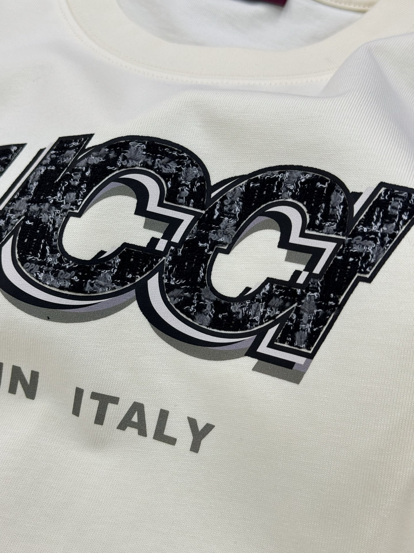 。🌾 GUCC*潮牌新款圆领T恤.男女同款❤️潮人必备！胸前定制品牌图形烫画工艺.双层工艺色彩层次分明.