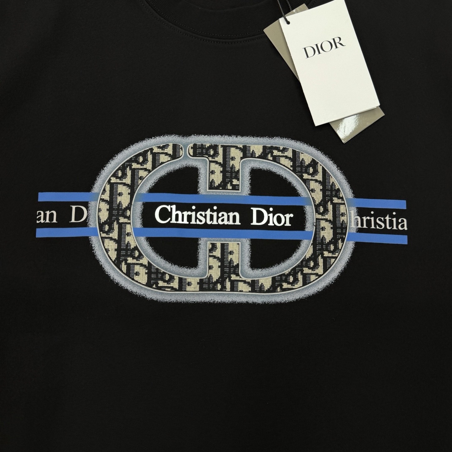 。🌾 Dior迪奥潮牌新款圆领T恤.男女同款❤️潮人必备！胸前定制品牌图形烫画工艺.色彩层次有细节.di