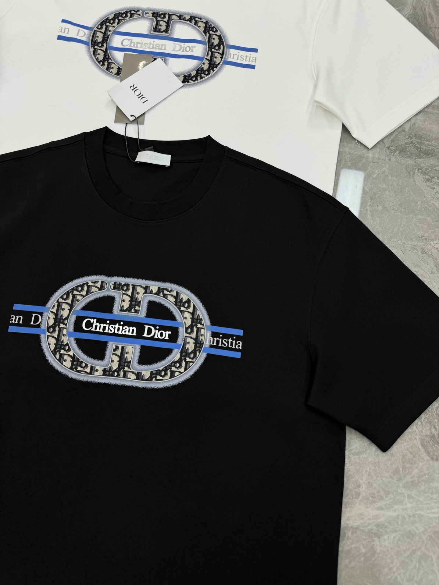 。🌾 Dior迪奥潮牌新款圆领T恤.男女同款❤️潮人必备！胸前定制品牌图形烫画工艺.色彩层次有细节.di
