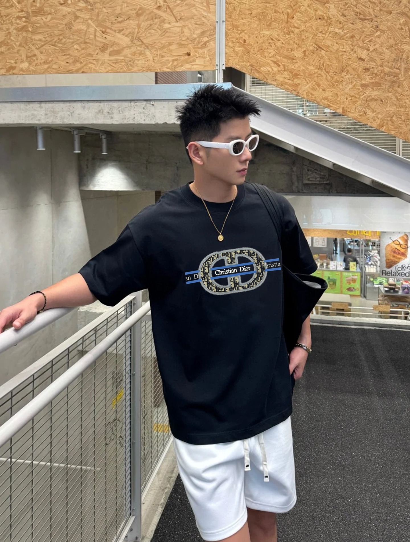 。🌾 Dior迪奥潮牌新款圆领T恤.男女同款❤️潮人必备！胸前定制品牌图形烫画工艺.色彩层次有细节.di