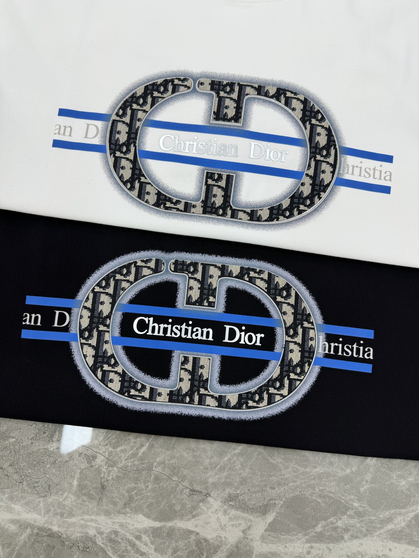 。🌾 Dior迪奥潮牌新款圆领T恤.男女同款❤️潮人必备！胸前定制品牌图形烫画工艺.色彩层次有细节.di