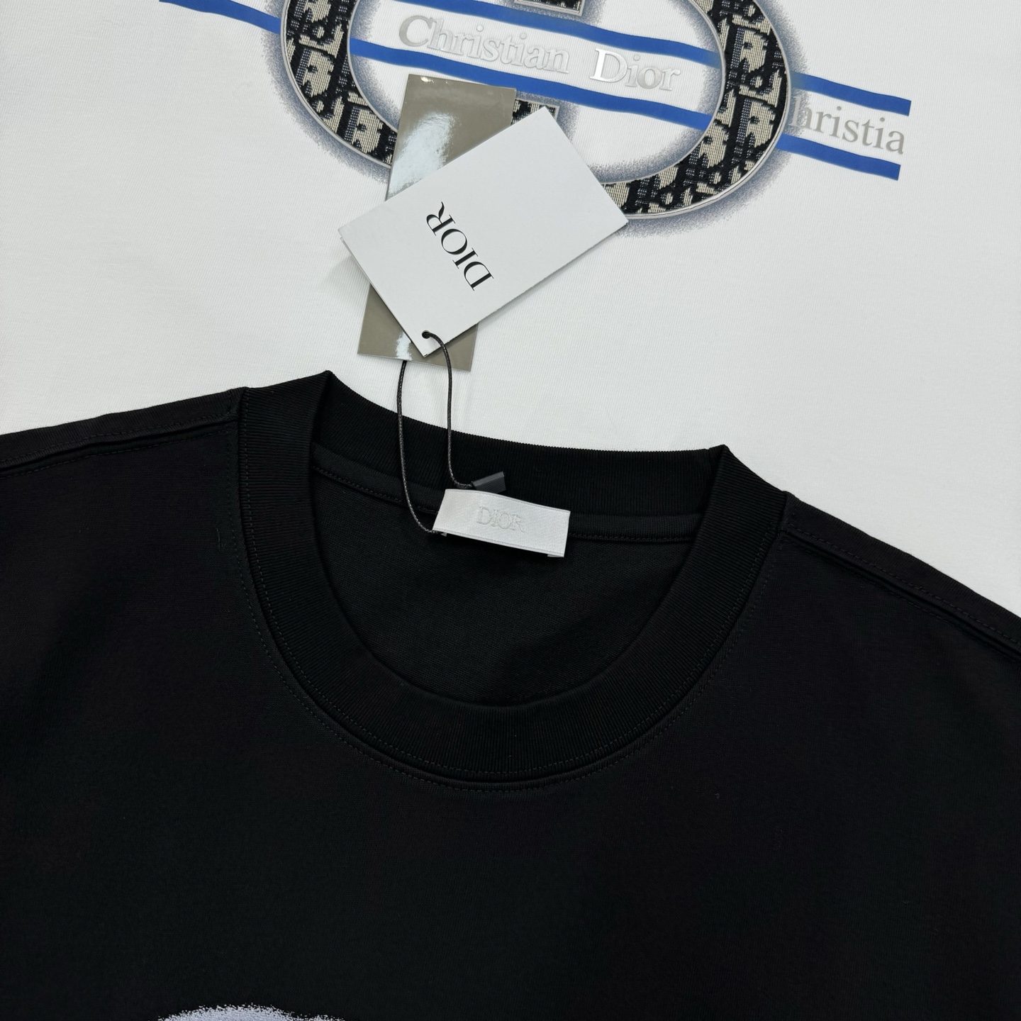 。🌾 Dior迪奥潮牌新款圆领T恤.男女同款❤️潮人必备！胸前定制品牌图形烫画工艺.色彩层次有细节.di