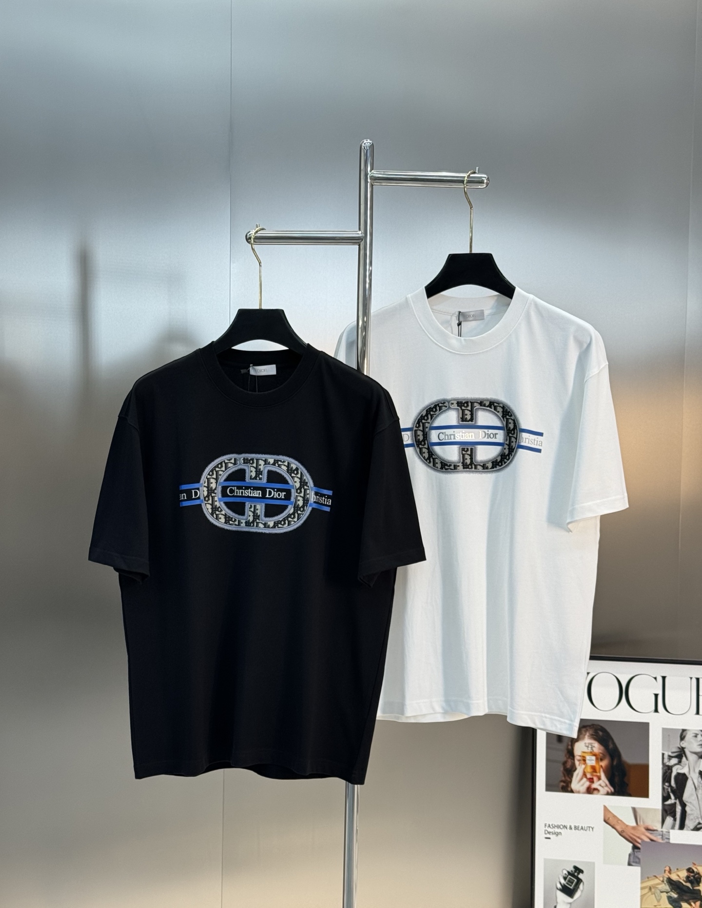 。🌾 Dior迪奥潮牌新款圆领T恤.男女同款❤️潮人必备！胸前定制品牌图形烫画工艺.色彩层次有细节.di