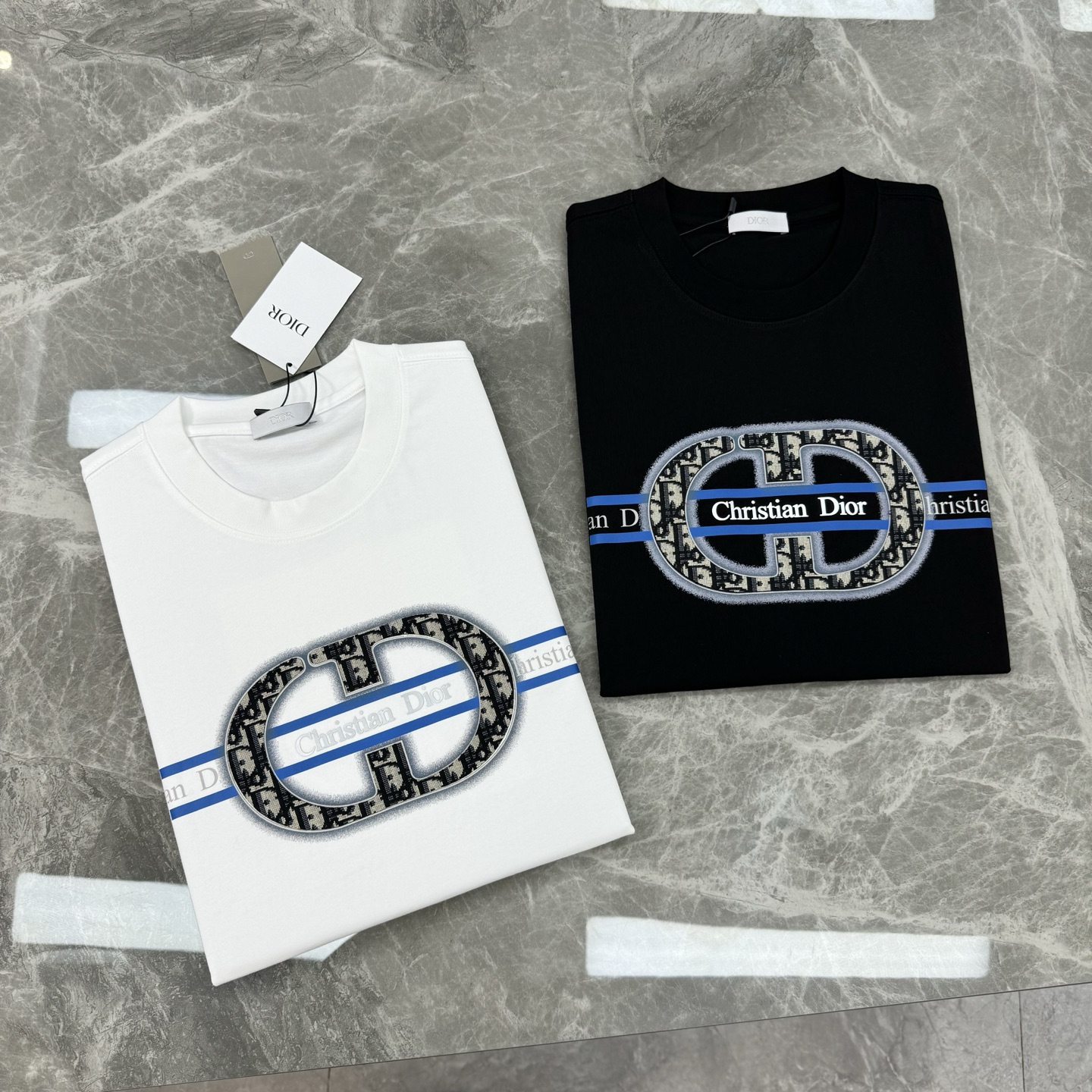 。🌾 Dior迪奥潮牌新款圆领T恤.男女同款❤️潮人必备！胸前定制品牌图形烫画工艺.色彩层次有细节.di