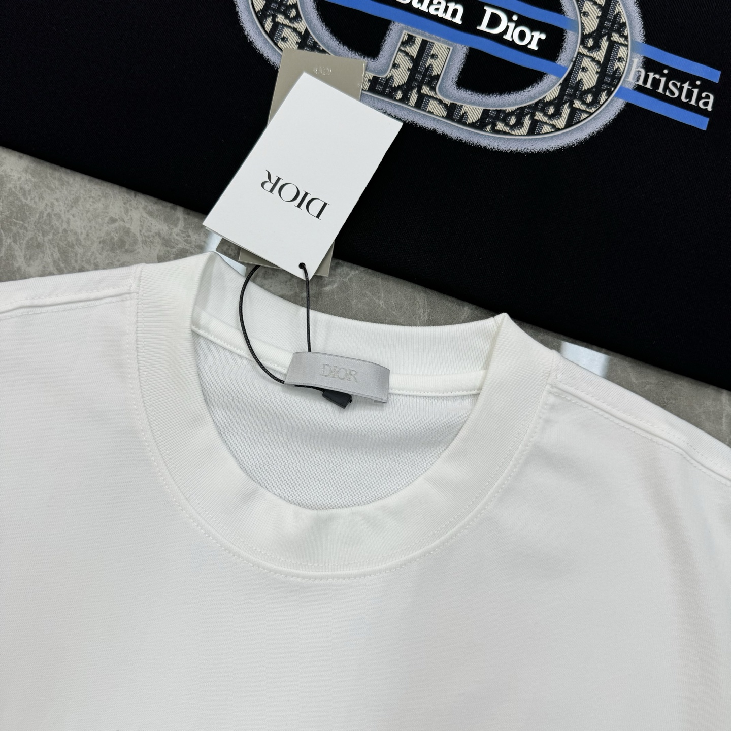 。🌾 Dior迪奥潮牌新款圆领T恤.男女同款❤️潮人必备！胸前定制品牌图形烫画工艺.色彩层次有细节.di