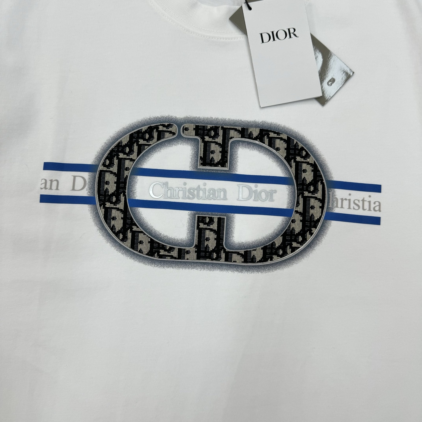 。🌾 Dior迪奥潮牌新款圆领T恤.男女同款❤️潮人必备！胸前定制品牌图形烫画工艺.色彩层次有细节.di