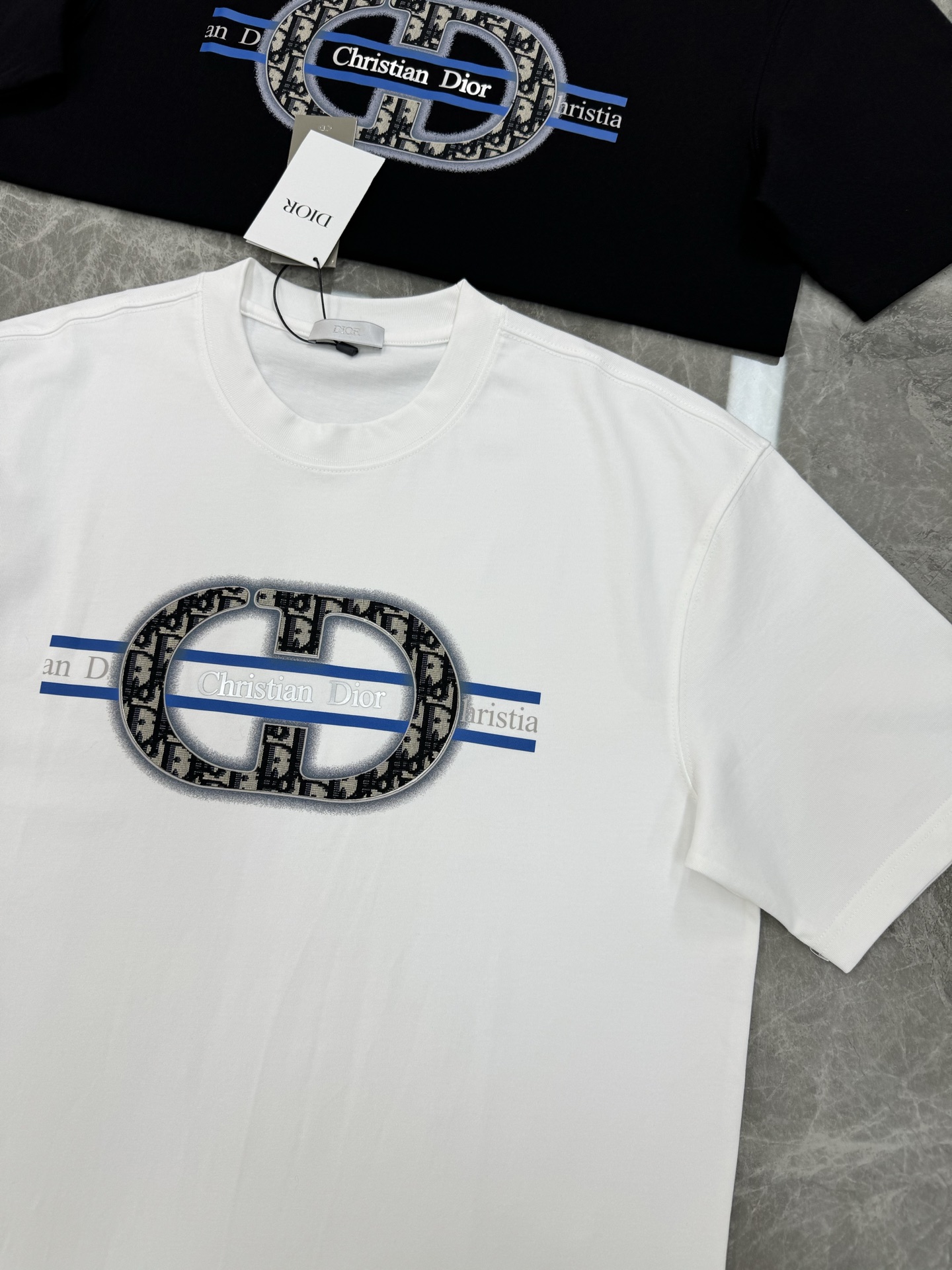 。🌾 Dior迪奥潮牌新款圆领T恤.男女同款❤️潮人必备！胸前定制品牌图形烫画工艺.色彩层次有细节.di