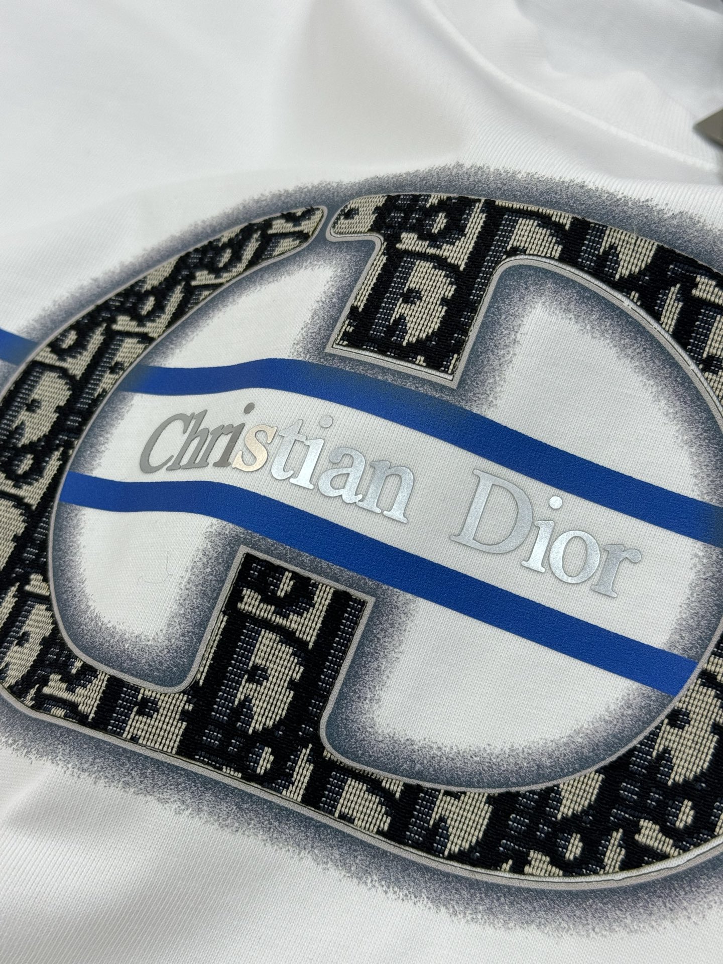 。🌾 Dior迪奥潮牌新款圆领T恤.男女同款❤️潮人必备！胸前定制品牌图形烫画工艺.色彩层次有细节.di