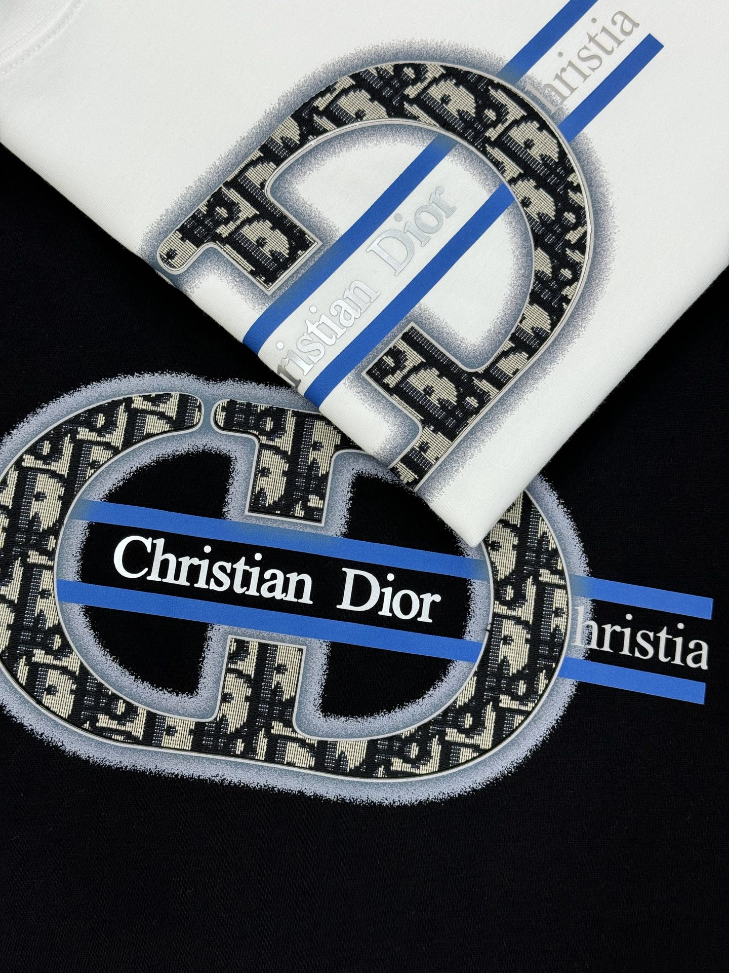 。🌾 Dior迪奥潮牌新款圆领T恤.男女同款❤️潮人必备！胸前定制品牌图形烫画工艺.色彩层次有细节.di