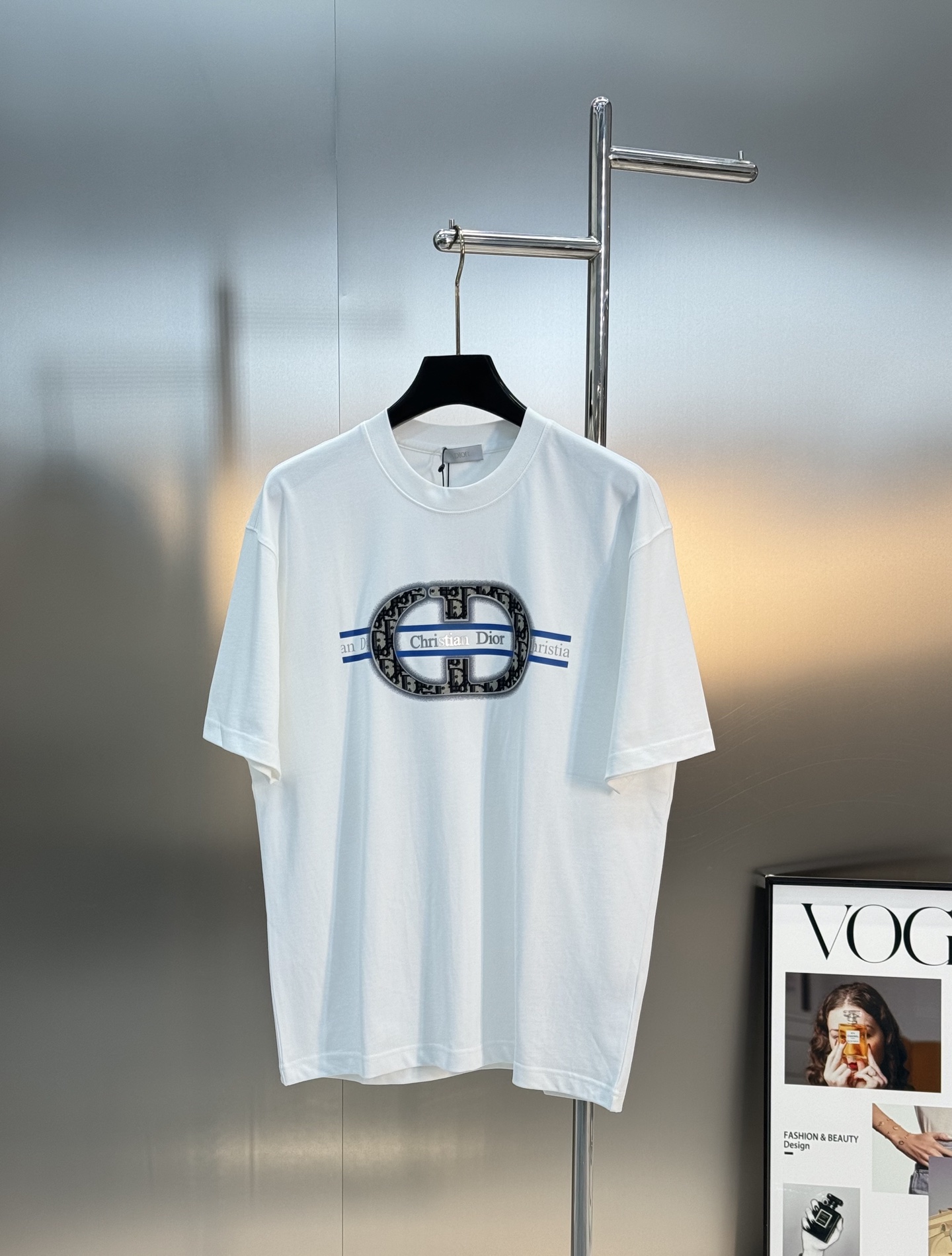 。🌾 Dior迪奥潮牌新款圆领T恤.男女同款❤️潮人必备！胸前定制品牌图形烫画工艺.色彩层次有细节.di