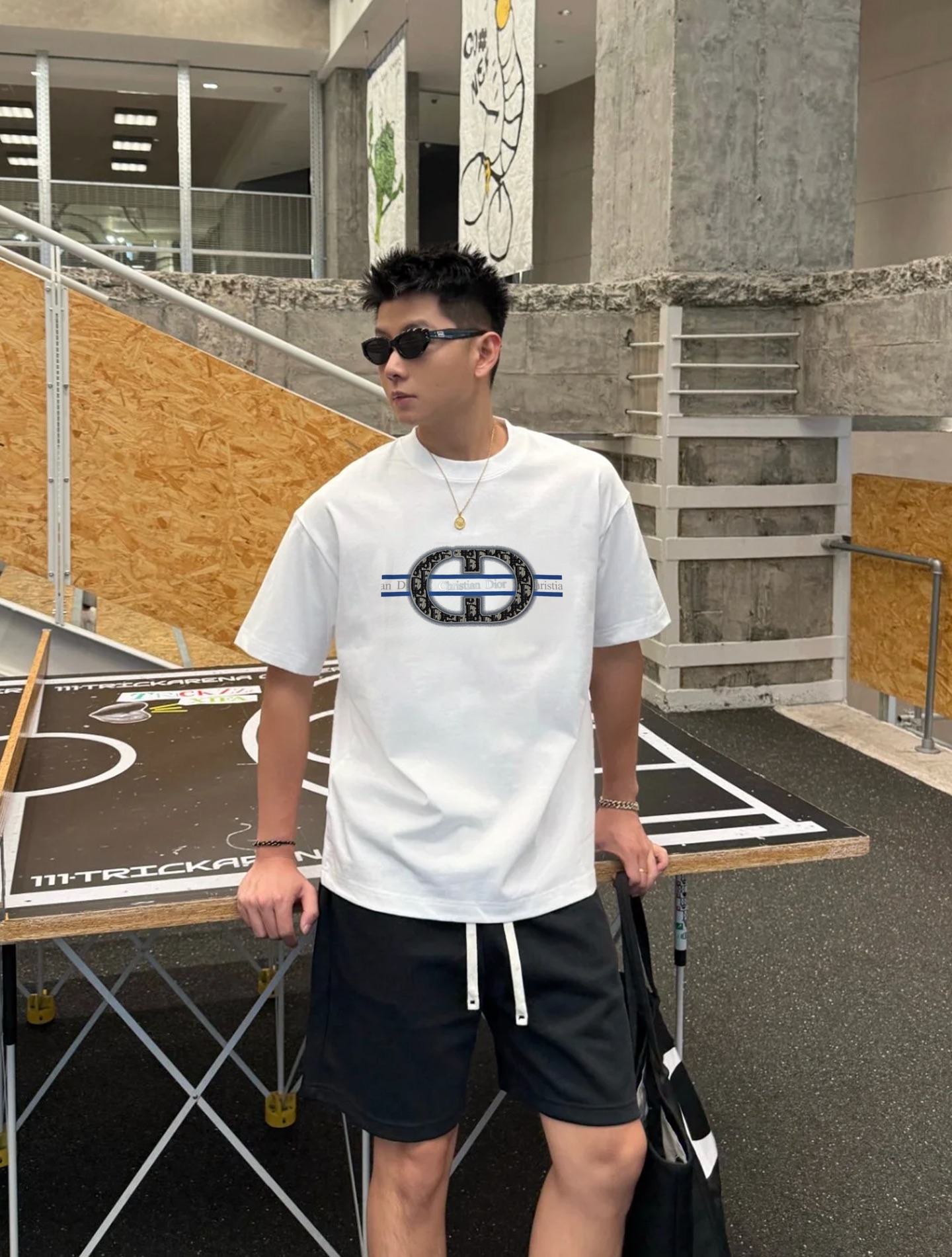 。🌾 Dior迪奥潮牌新款圆领T恤.男女同款❤️潮人必备！胸前定制品牌图形烫画工艺.色彩层次有细节.di