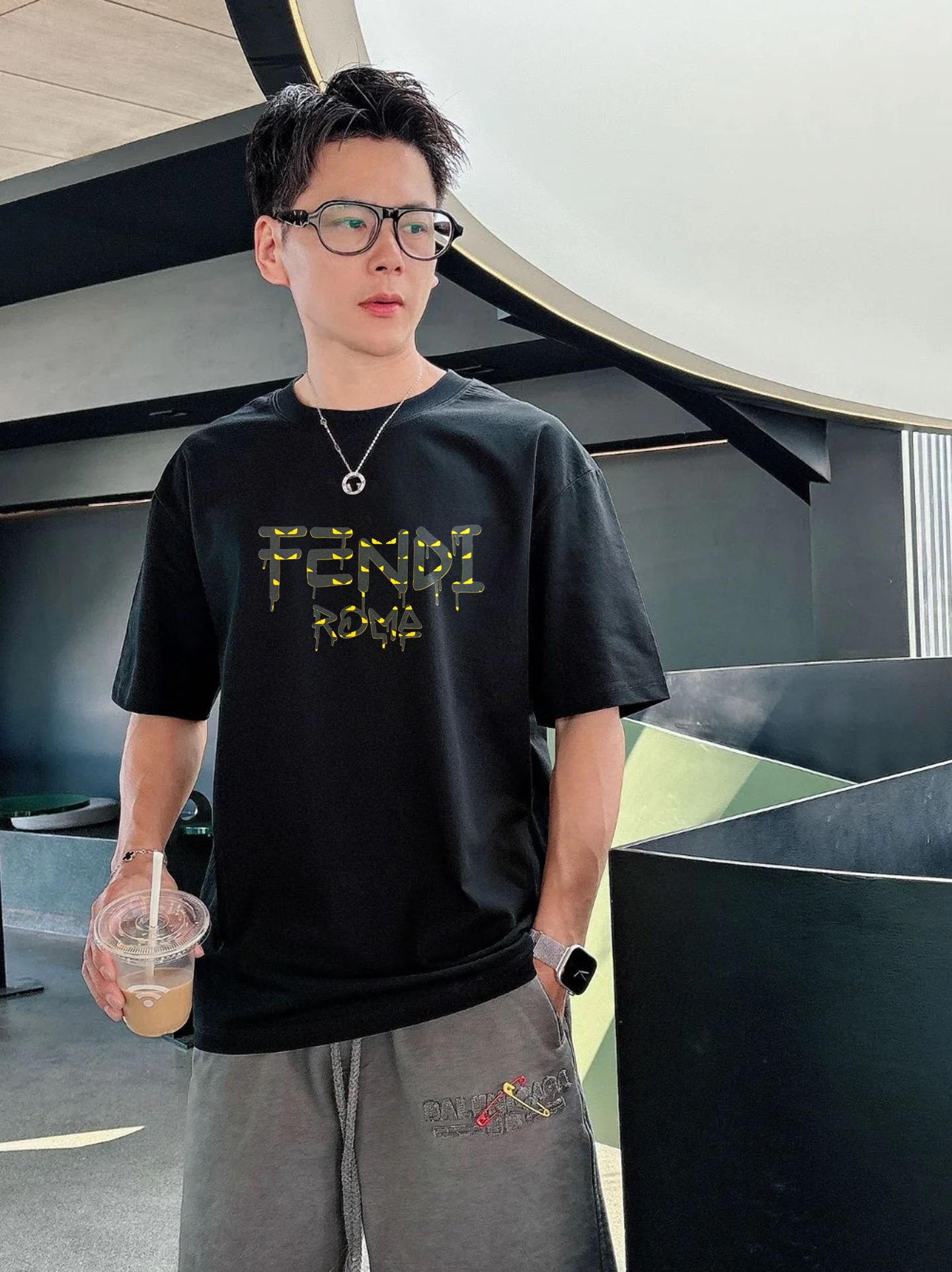 Fendi 芬迪新款潮牌T恤.男女同款❤️滴滴漆印花效果.高温立体烫画工艺.胸前黄色FF字母融合罗马字样