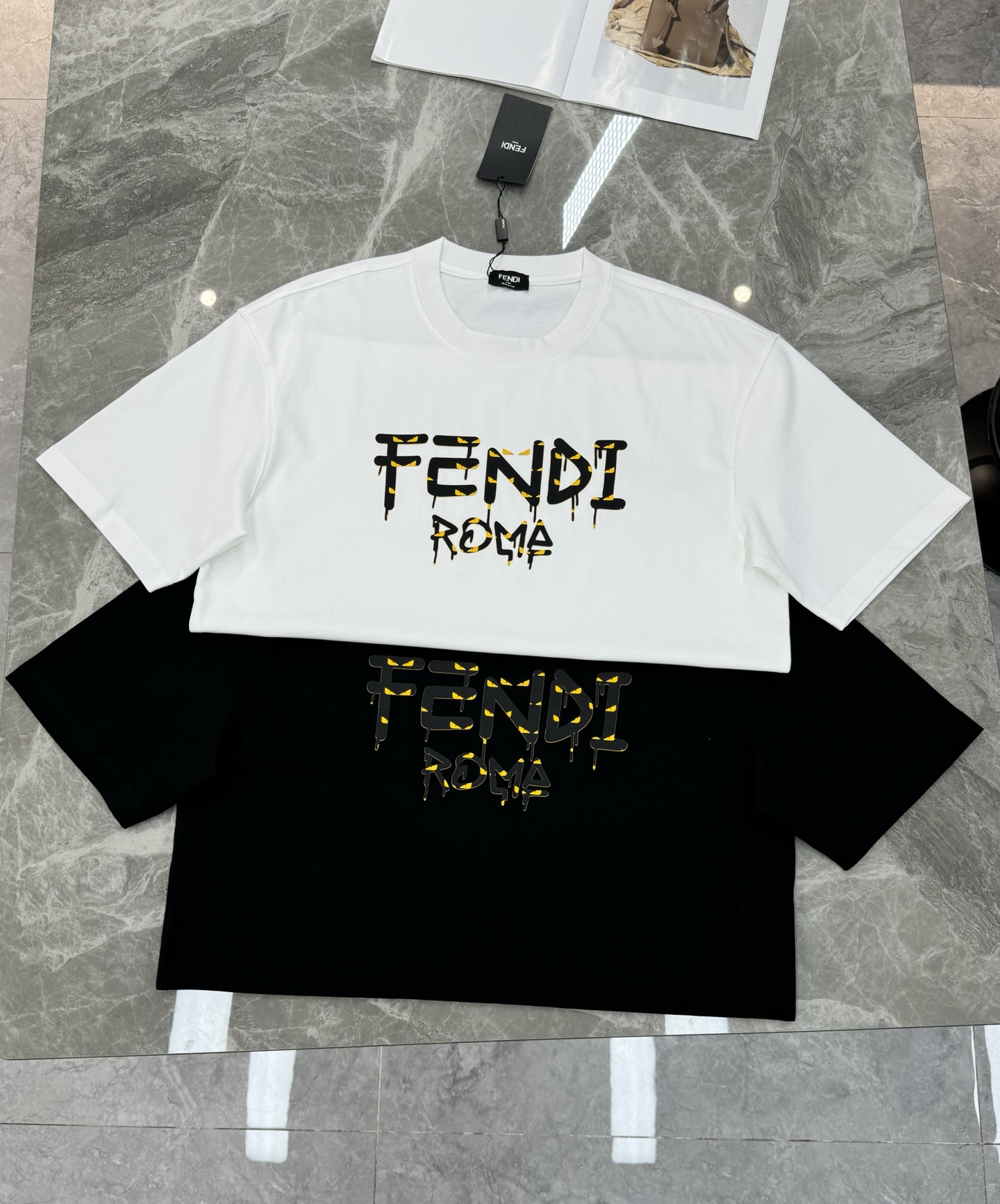 Fendi 芬迪新款潮牌T恤.男女同款❤️滴滴漆印花效果.高温立体烫画工艺.胸前黄色FF字母融合罗马字样