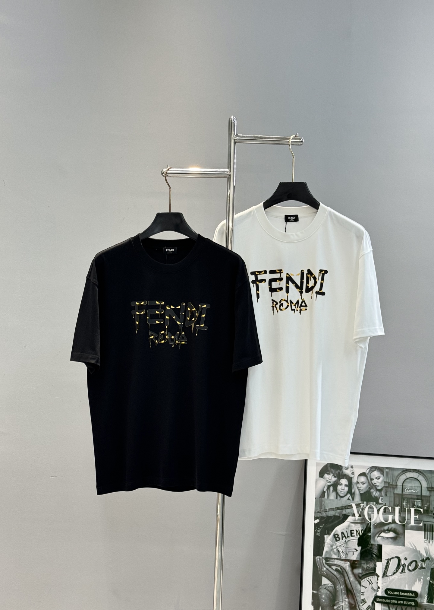 Fendi 芬迪新款潮牌T恤.男女同款❤️滴滴漆印花效果.高温立体烫画工艺.胸前黄色FF字母融合罗马字样