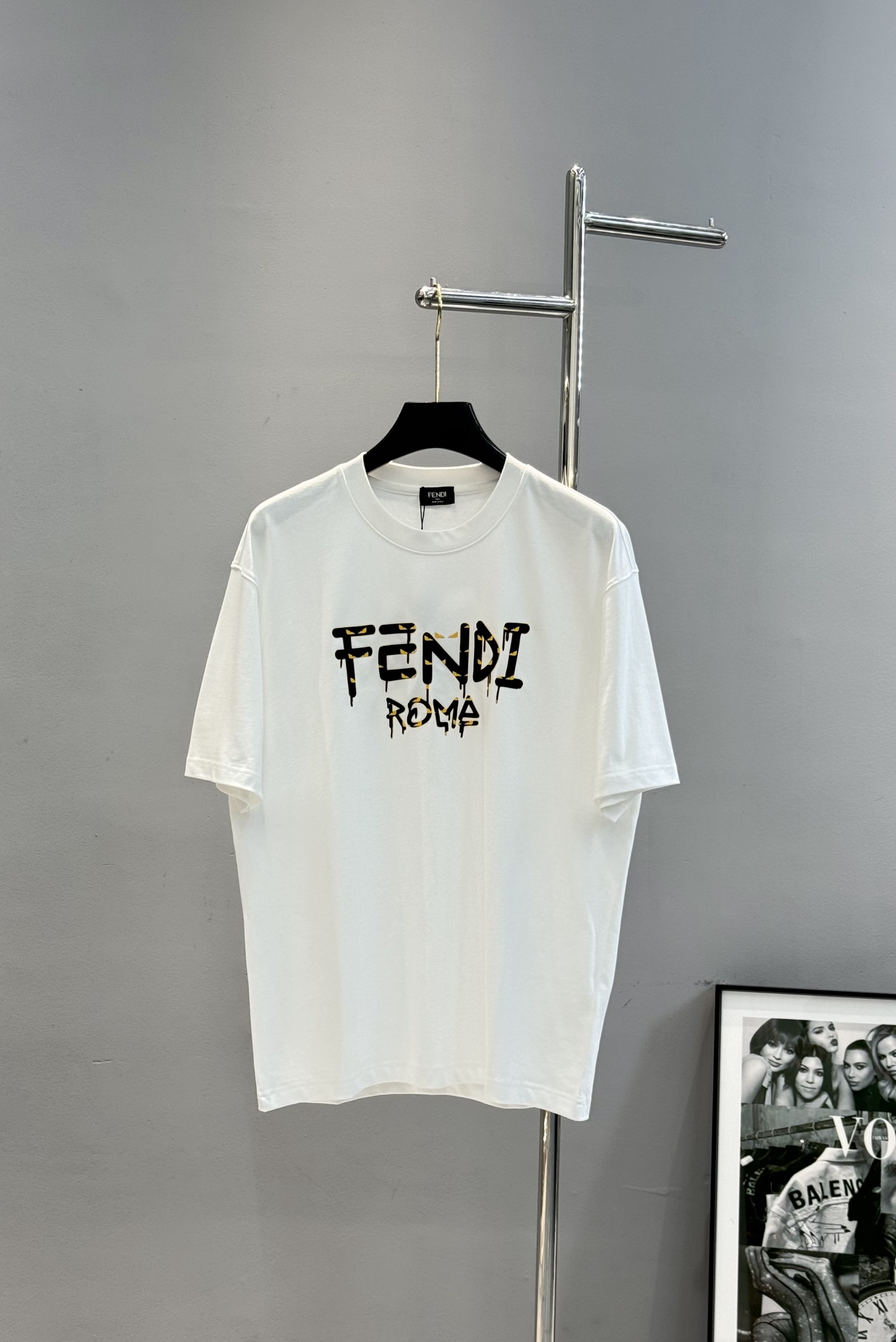 Fendi 芬迪新款潮牌T恤.男女同款❤️滴滴漆印花效果.高温立体烫画工艺.胸前黄色FF字母融合罗马字样