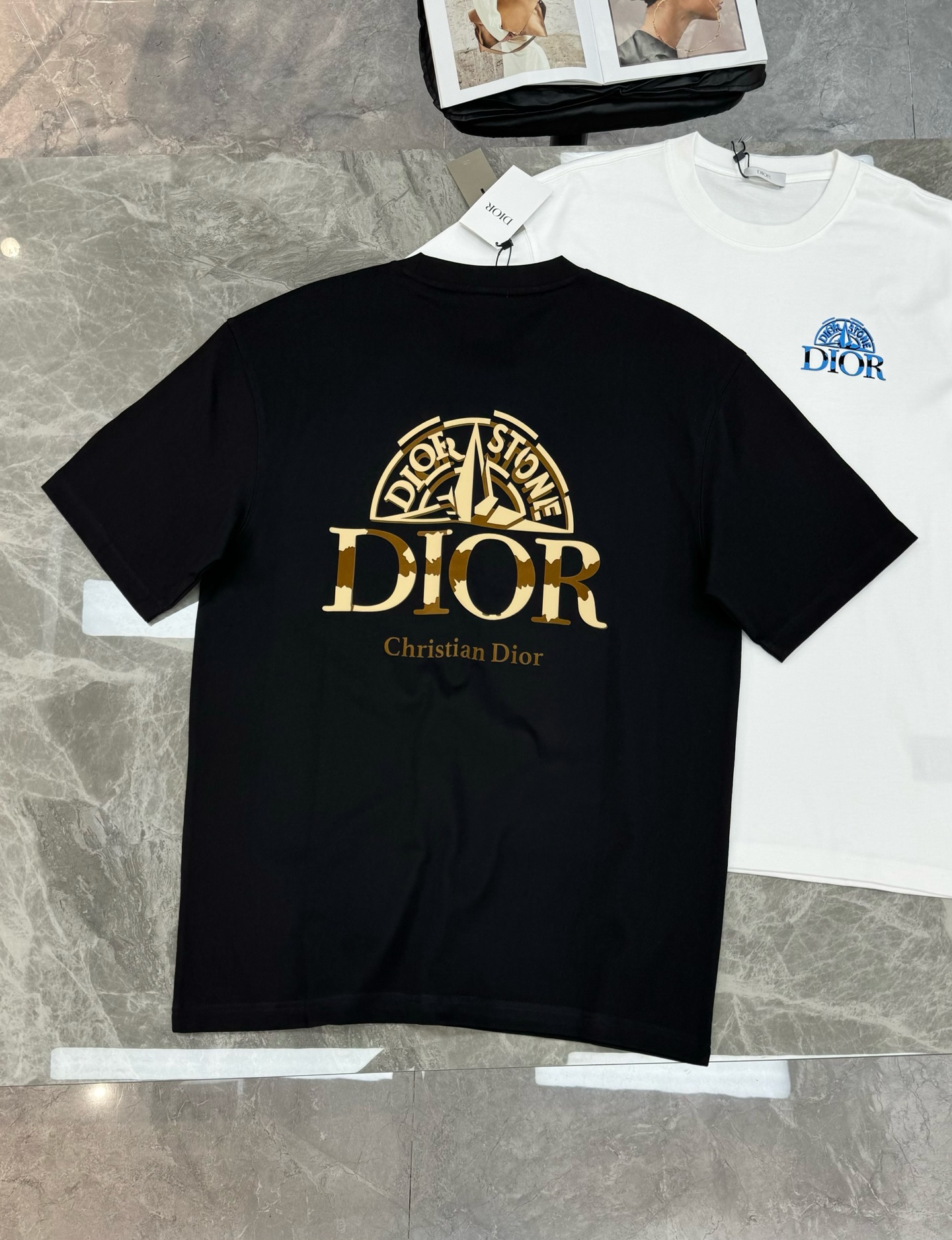 Dior迪奥新款潮牌T恤.男女同款❤️胸前及背后印有“Peace Stone”字样和蓝色圆形徽标，前后呼