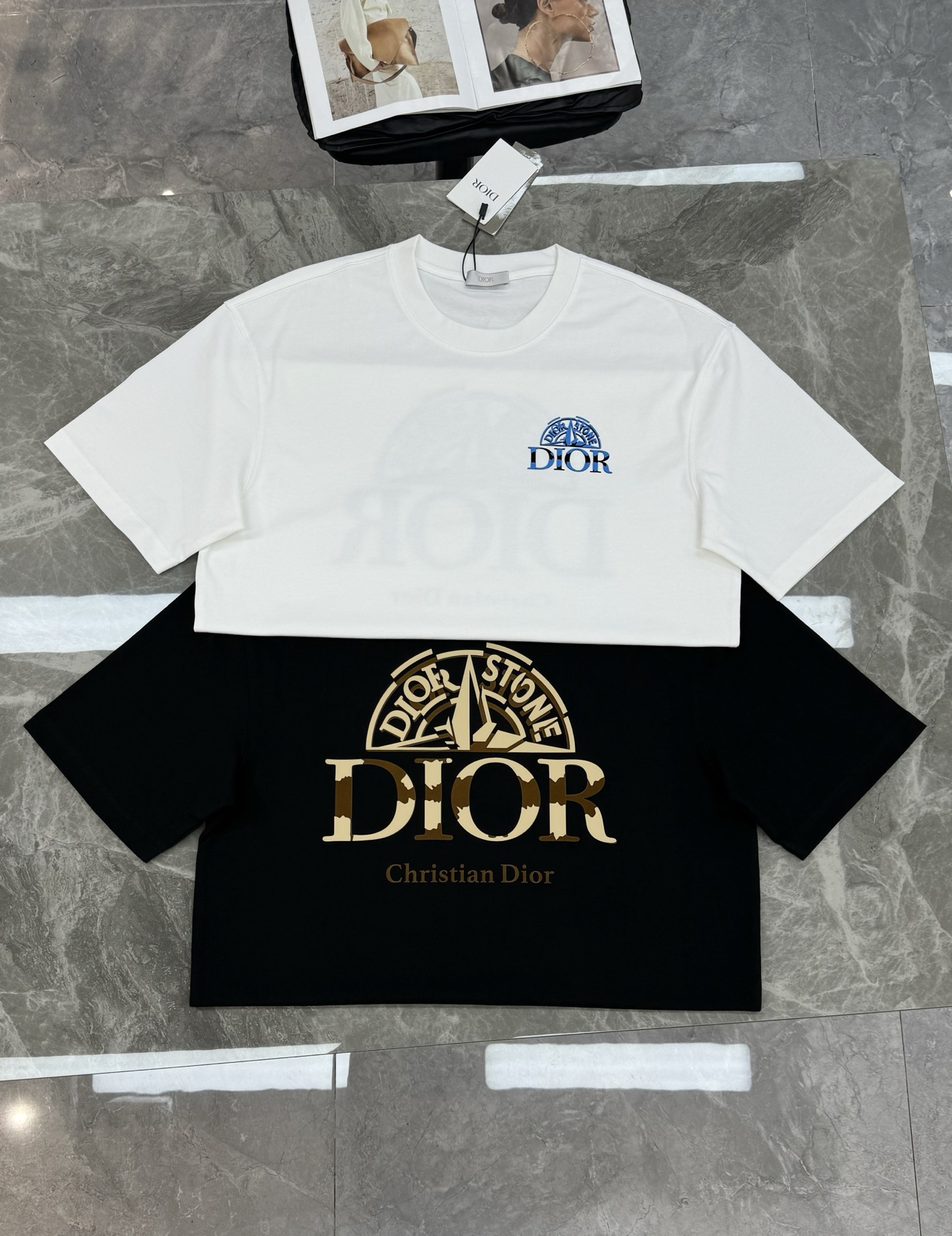 Dior迪奥新款潮牌T恤.男女同款❤️胸前及背后印有“Peace Stone”字样和蓝色圆形徽标，前后呼