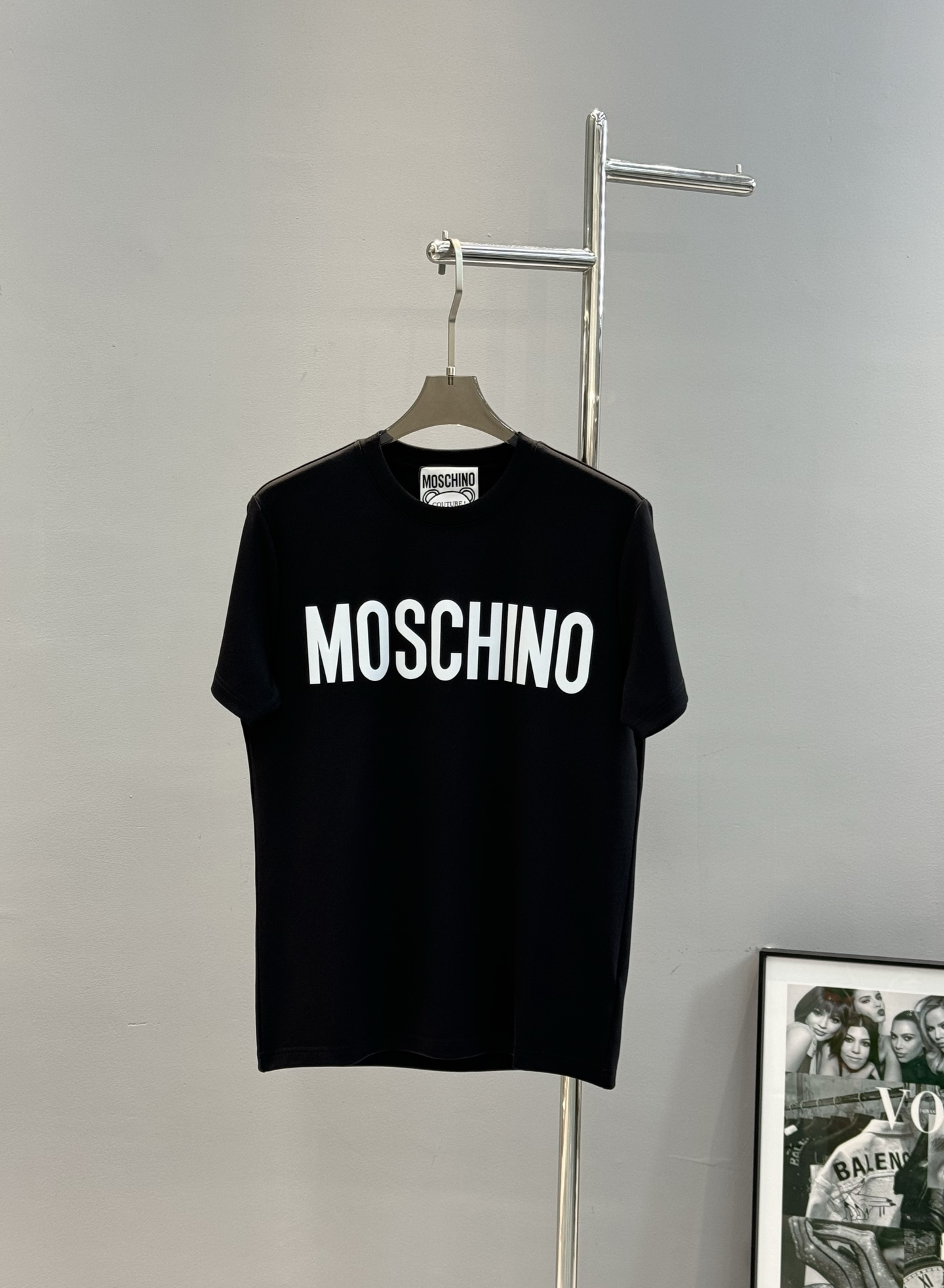 moschino（莫斯奇诺）新品莫代尔T恤！品牌字母图形元素点缀衣身，立体烫画设计！质感清晰。采用300