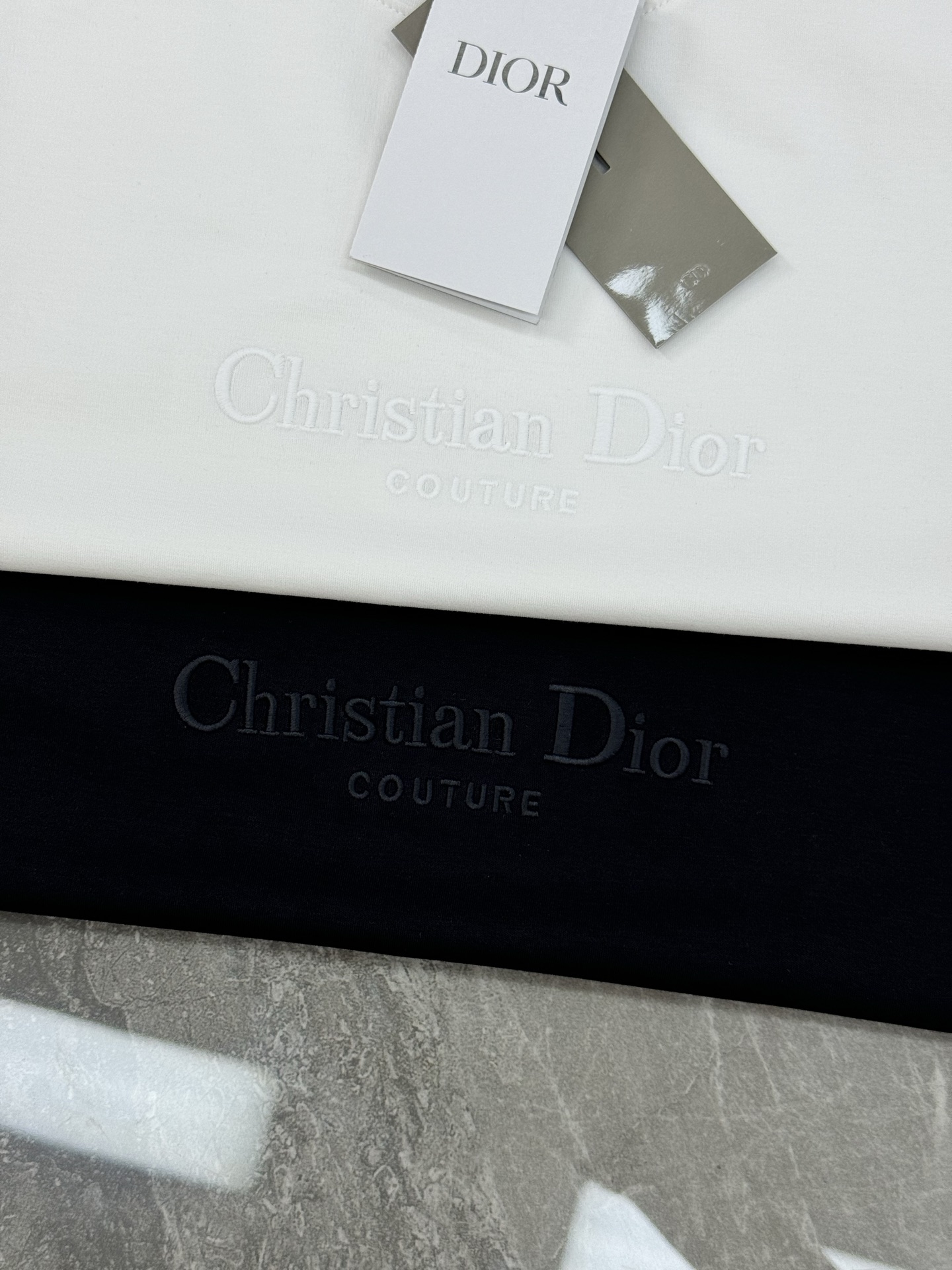 迪奥（Christian Dior）全称克里斯汀·迪奥，法国的跨国奢侈品品牌 .新款男士莫代尔短袖.简单