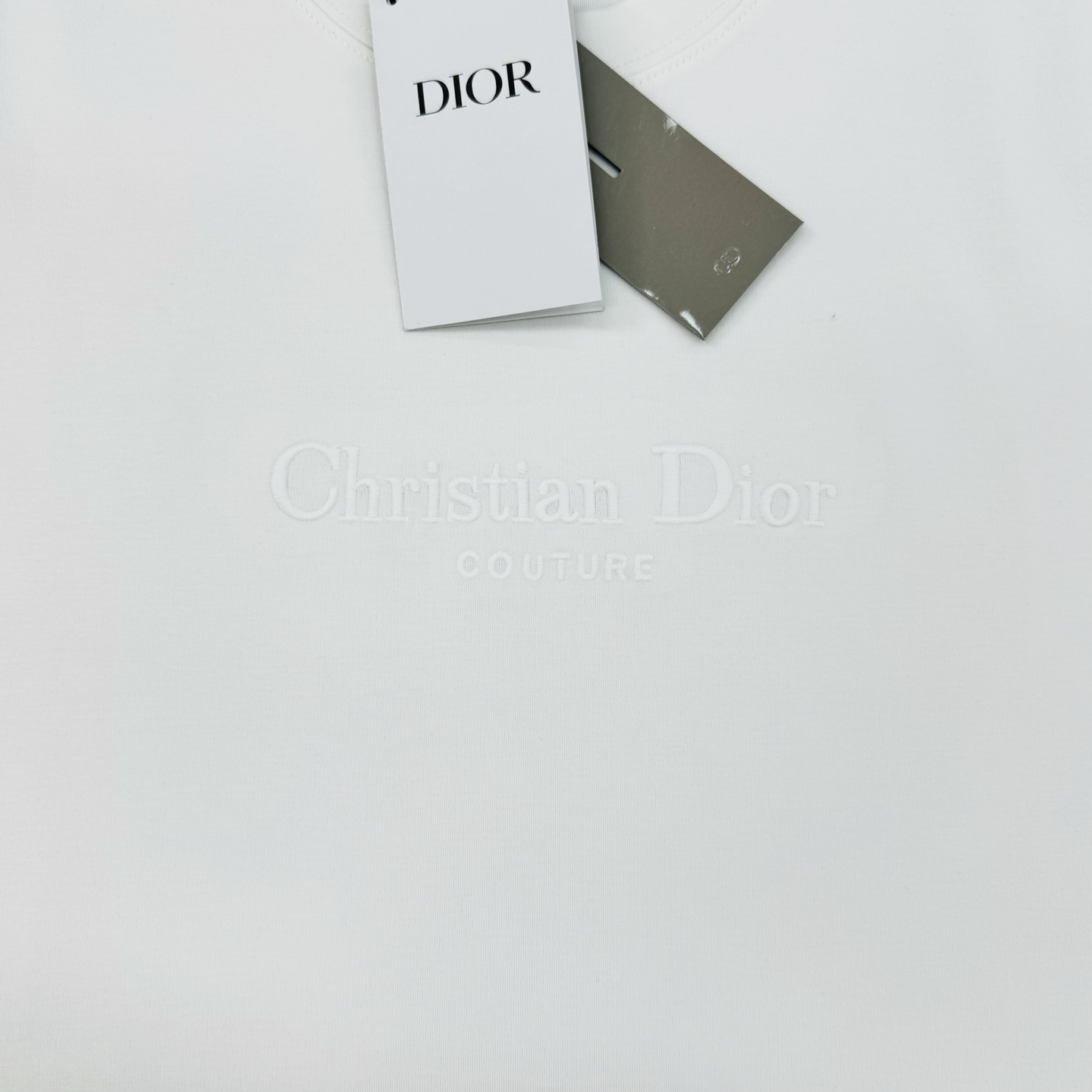 迪奥（Christian Dior）全称克里斯汀·迪奥，法国的跨国奢侈品品牌 .新款男士莫代尔短袖.简单