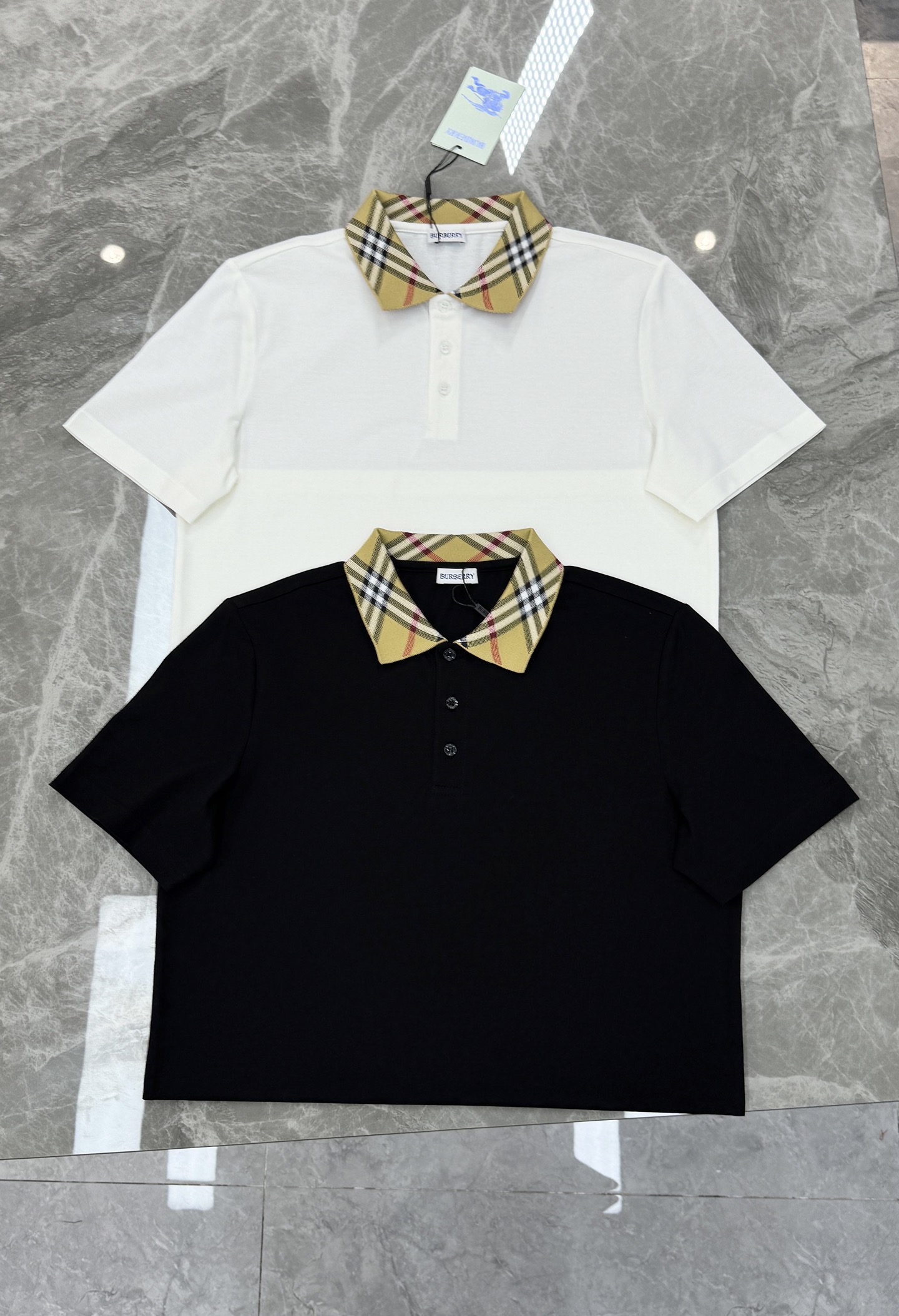 Burberry巴宝莉新品格纹领纯色Polo衫👨🏻高品质推荐❤️经典格纹领设计超有辨识度，英伦风满满!高