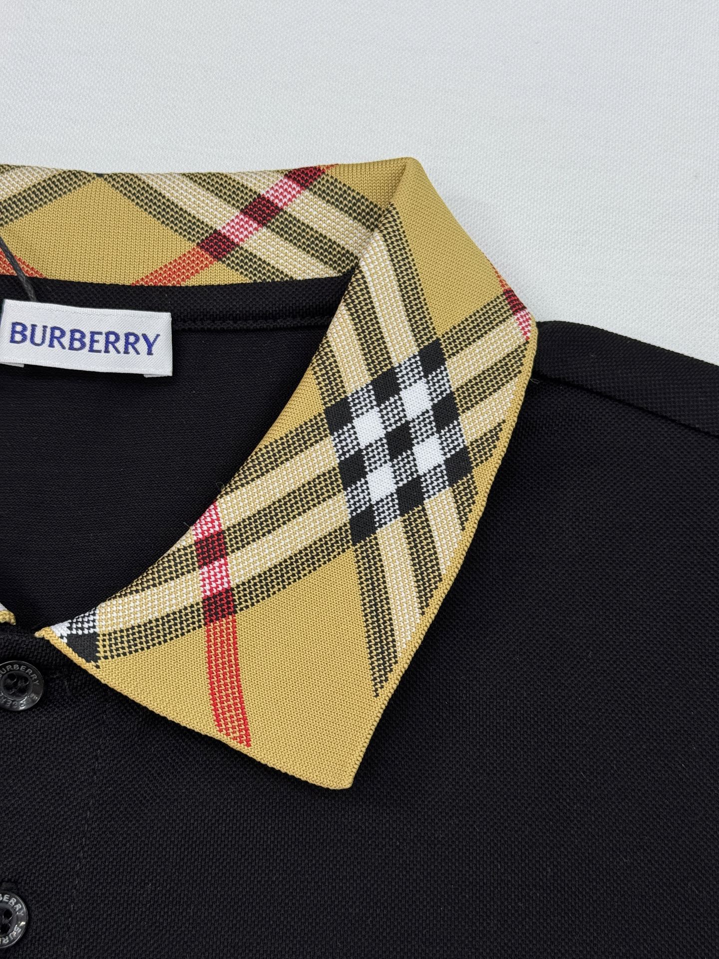 Burberry巴宝莉新品格纹领纯色Polo衫👨🏻高品质推荐❤️经典格纹领设计超有辨识度，英伦风满满!高