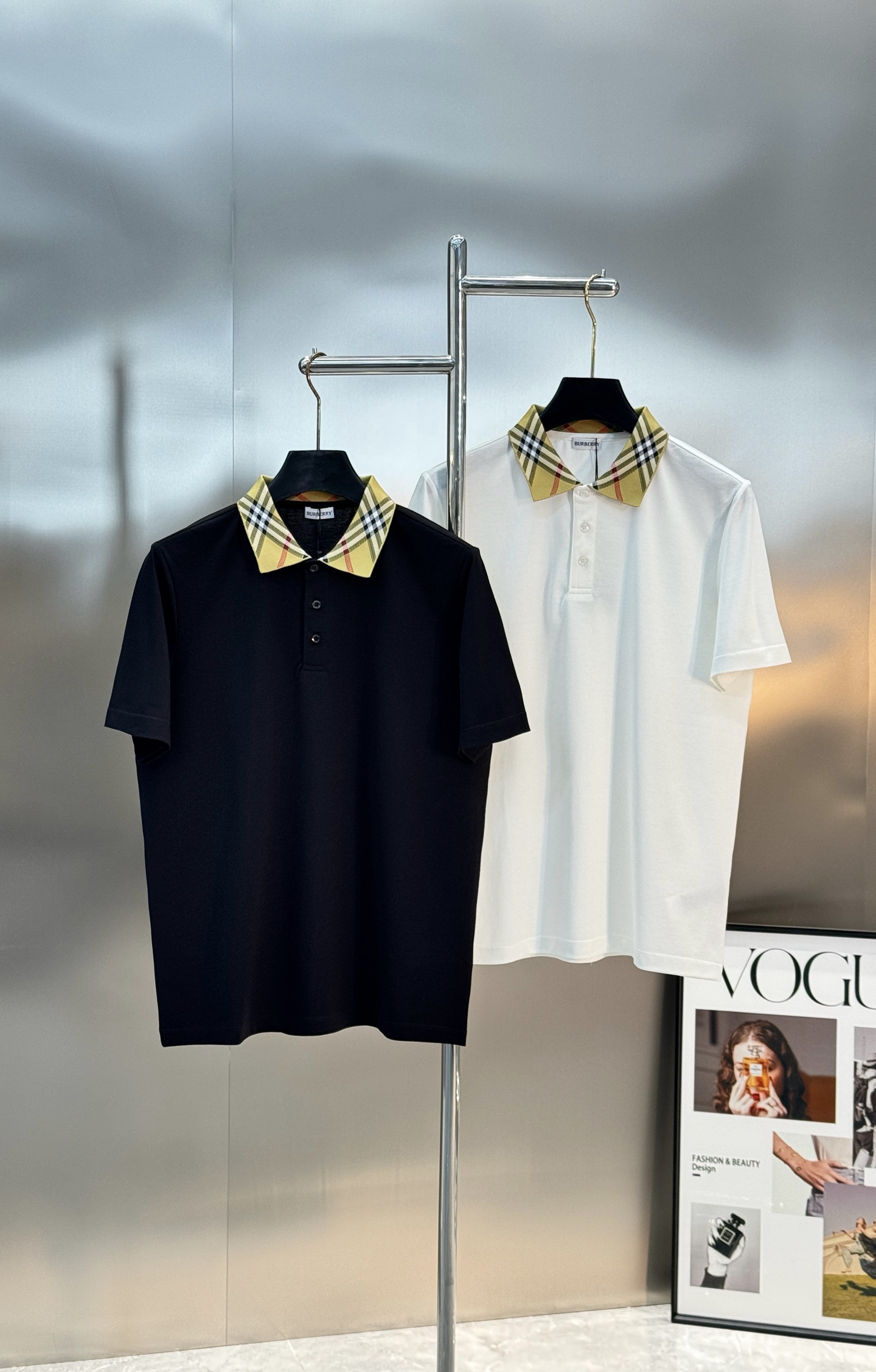 Burberry巴宝莉新品格纹领纯色Polo衫👨🏻高品质推荐❤️经典格纹领设计超有辨识度，英伦风满满!高