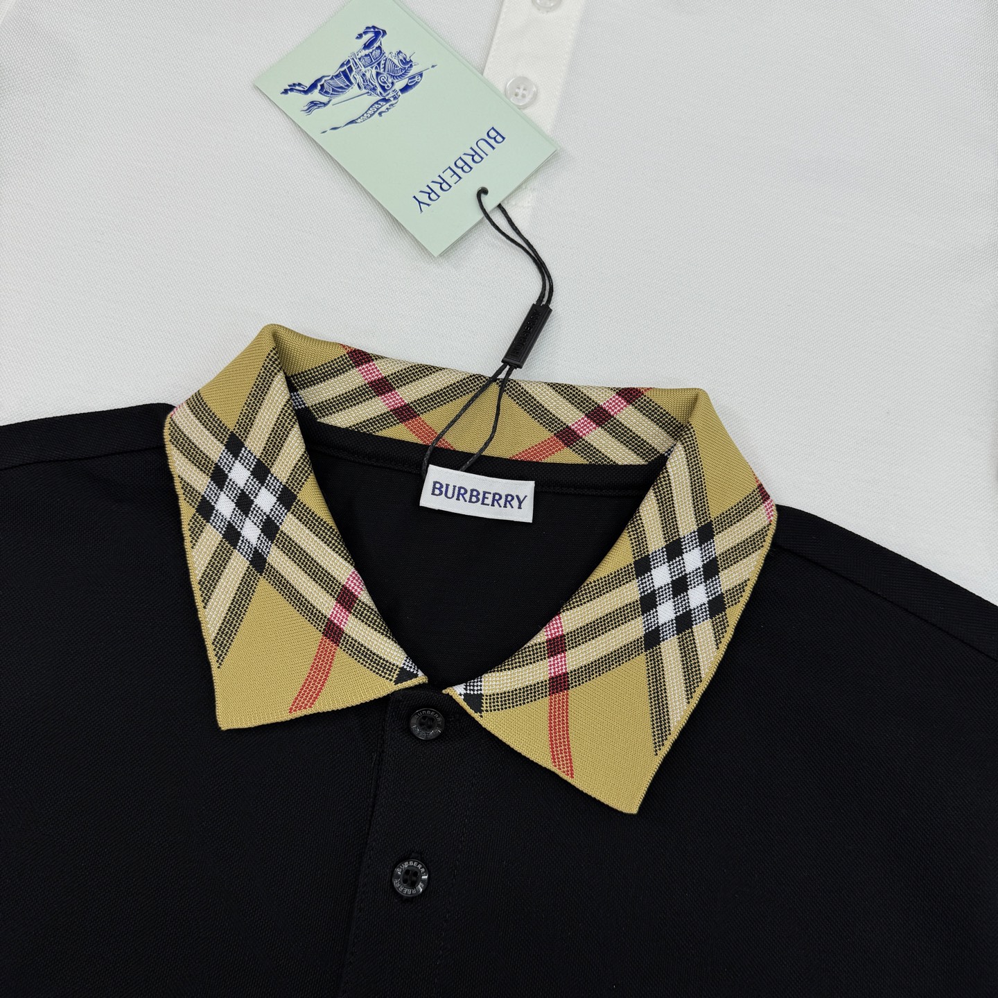 Burberry巴宝莉新品格纹领纯色Polo衫👨🏻高品质推荐❤️经典格纹领设计超有辨识度，英伦风满满!高