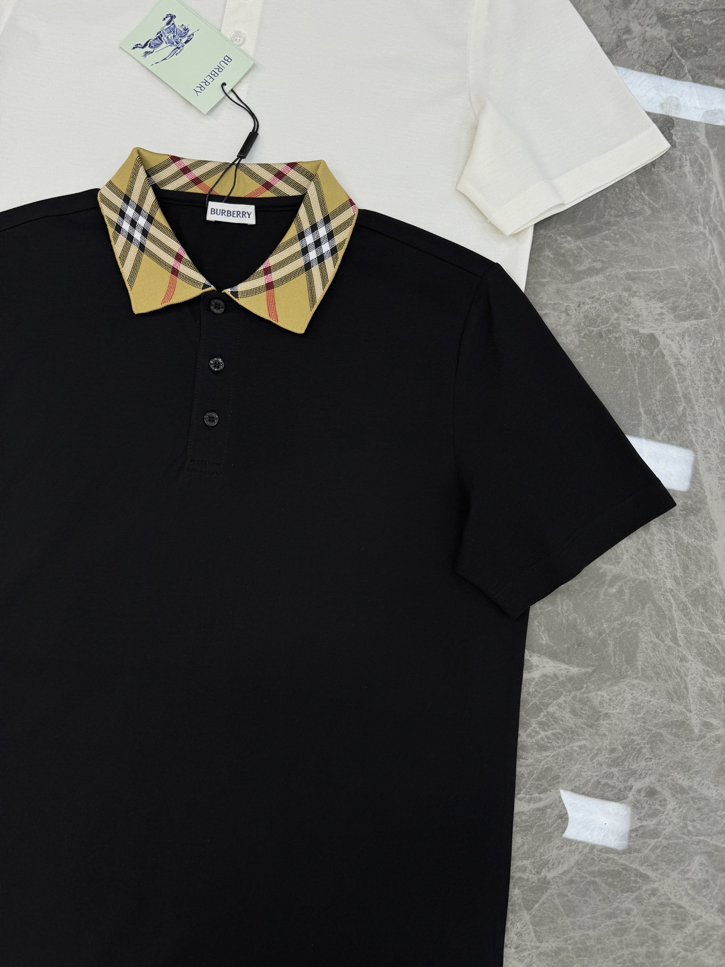 Burberry巴宝莉新品格纹领纯色Polo衫👨🏻高品质推荐❤️经典格纹领设计超有辨识度，英伦风满满!高