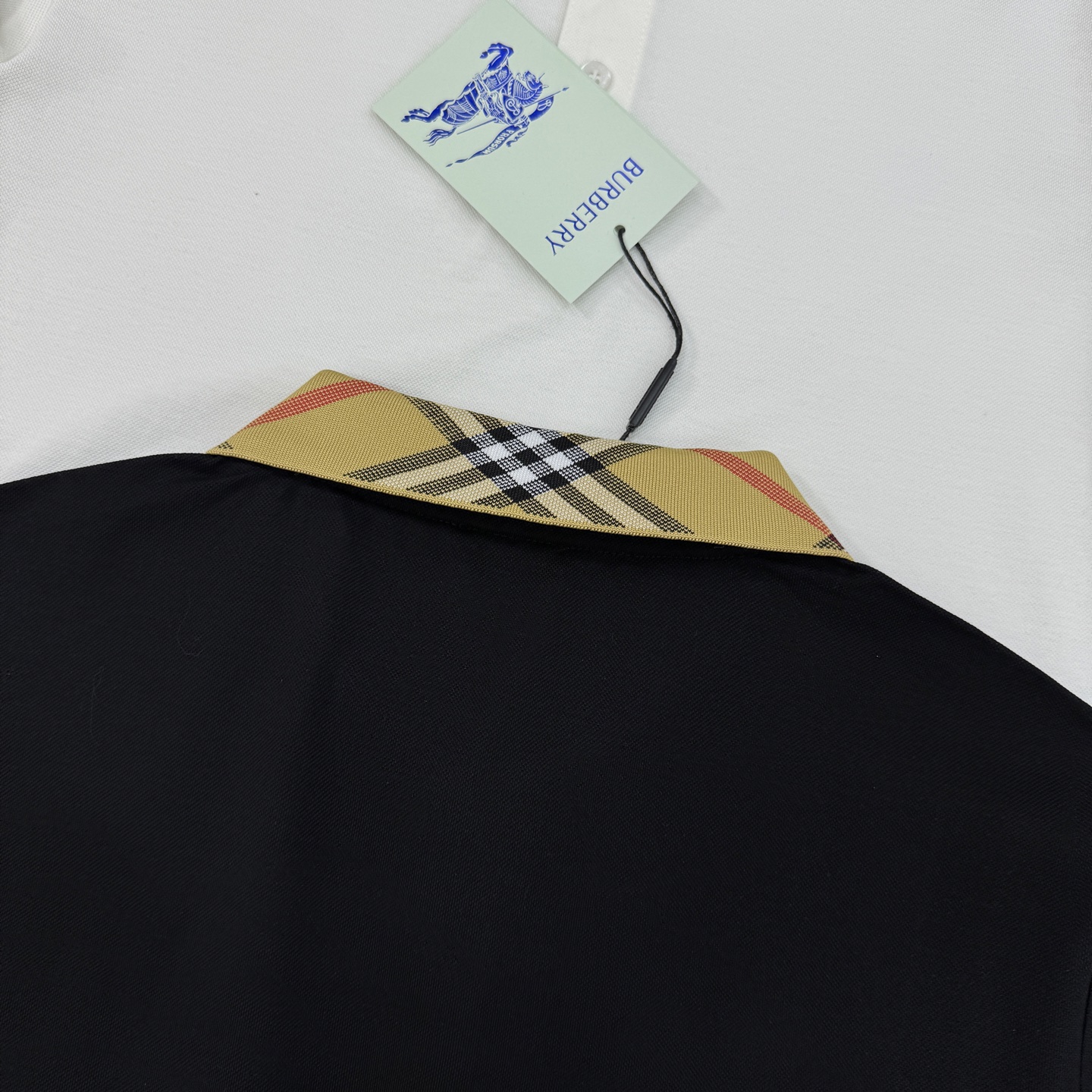 Burberry巴宝莉新品格纹领纯色Polo衫👨🏻高品质推荐❤️经典格纹领设计超有辨识度，英伦风满满!高