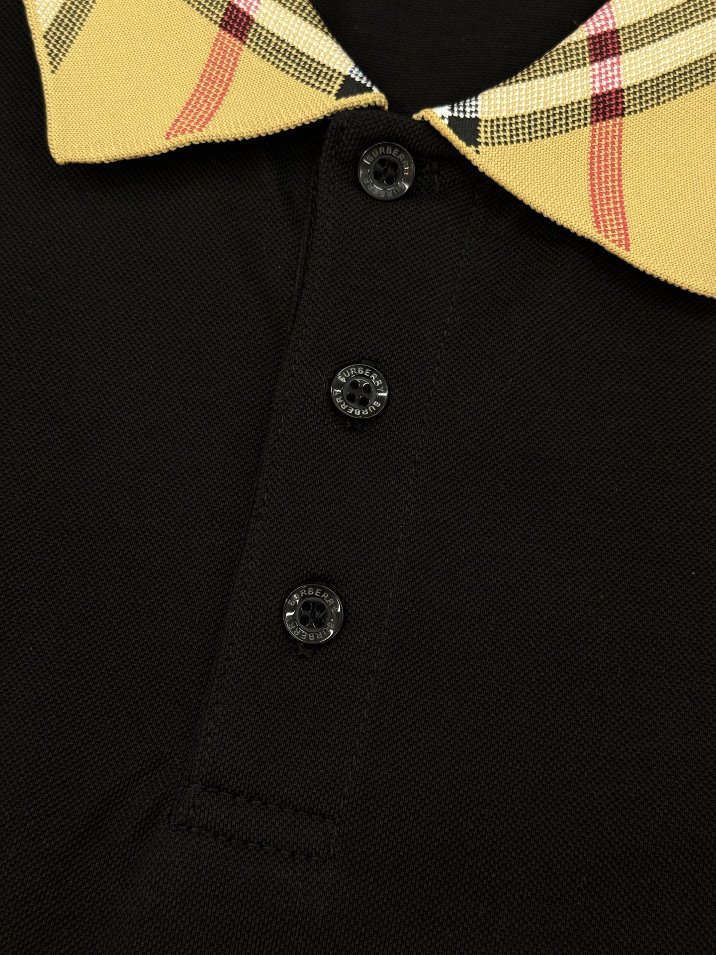 Burberry巴宝莉新品格纹领纯色Polo衫👨🏻高品质推荐❤️经典格纹领设计超有辨识度，英伦风满满!高