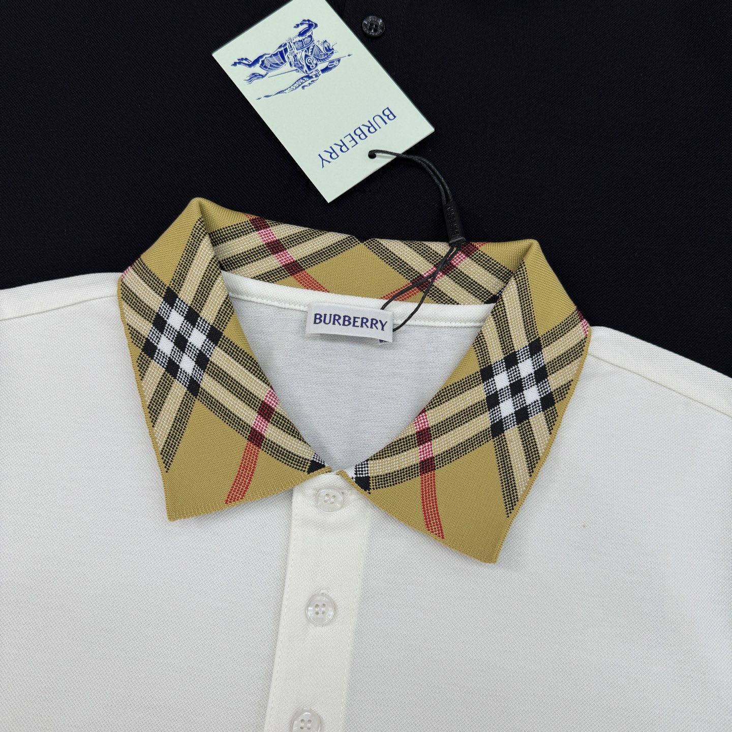 Burberry巴宝莉新品格纹领纯色Polo衫👨🏻高品质推荐❤️经典格纹领设计超有辨识度，英伦风满满!高