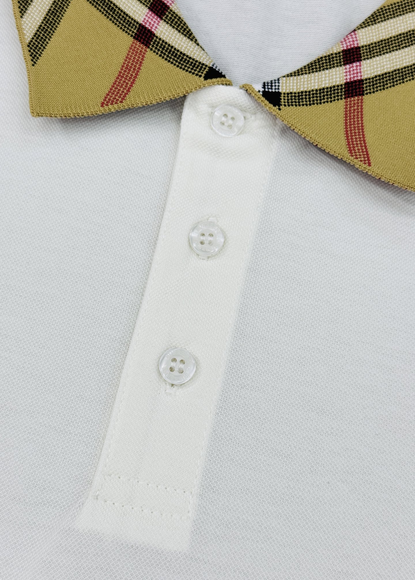 Burberry巴宝莉新品格纹领纯色Polo衫👨🏻高品质推荐❤️经典格纹领设计超有辨识度，英伦风满满!高