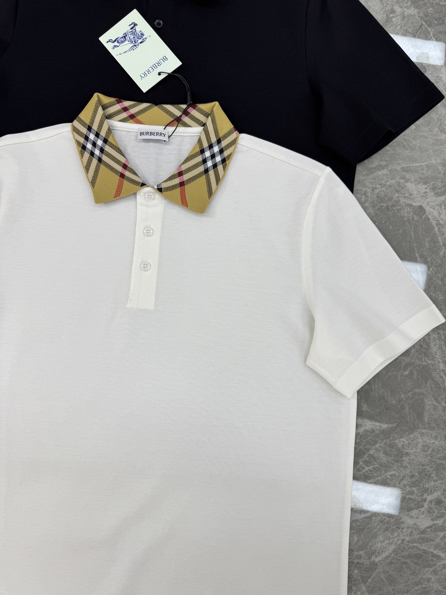 Burberry巴宝莉新品格纹领纯色Polo衫👨🏻高品质推荐❤️经典格纹领设计超有辨识度，英伦风满满!高