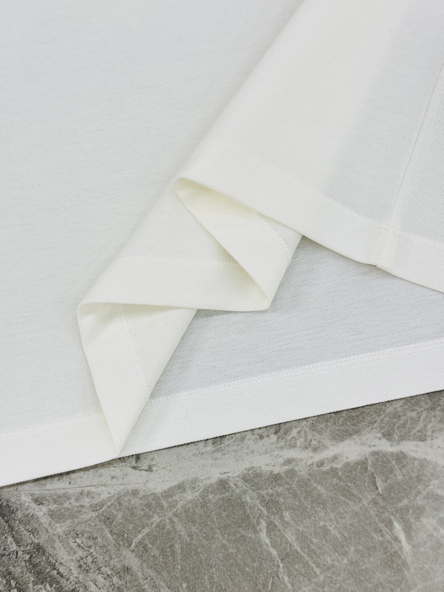 Burberry巴宝莉新品格纹领纯色Polo衫👨🏻高品质推荐❤️经典格纹领设计超有辨识度，英伦风满满!高