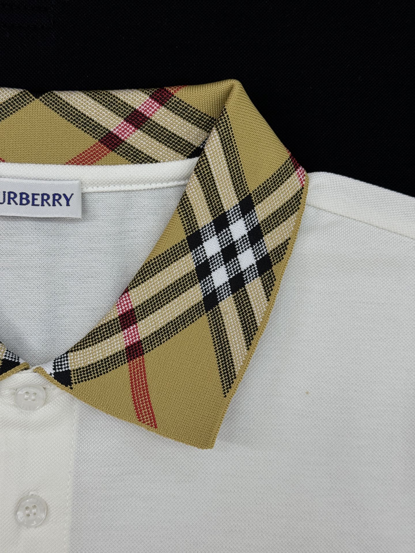 Burberry巴宝莉新品格纹领纯色Polo衫👨🏻高品质推荐❤️经典格纹领设计超有辨识度，英伦风满满!高