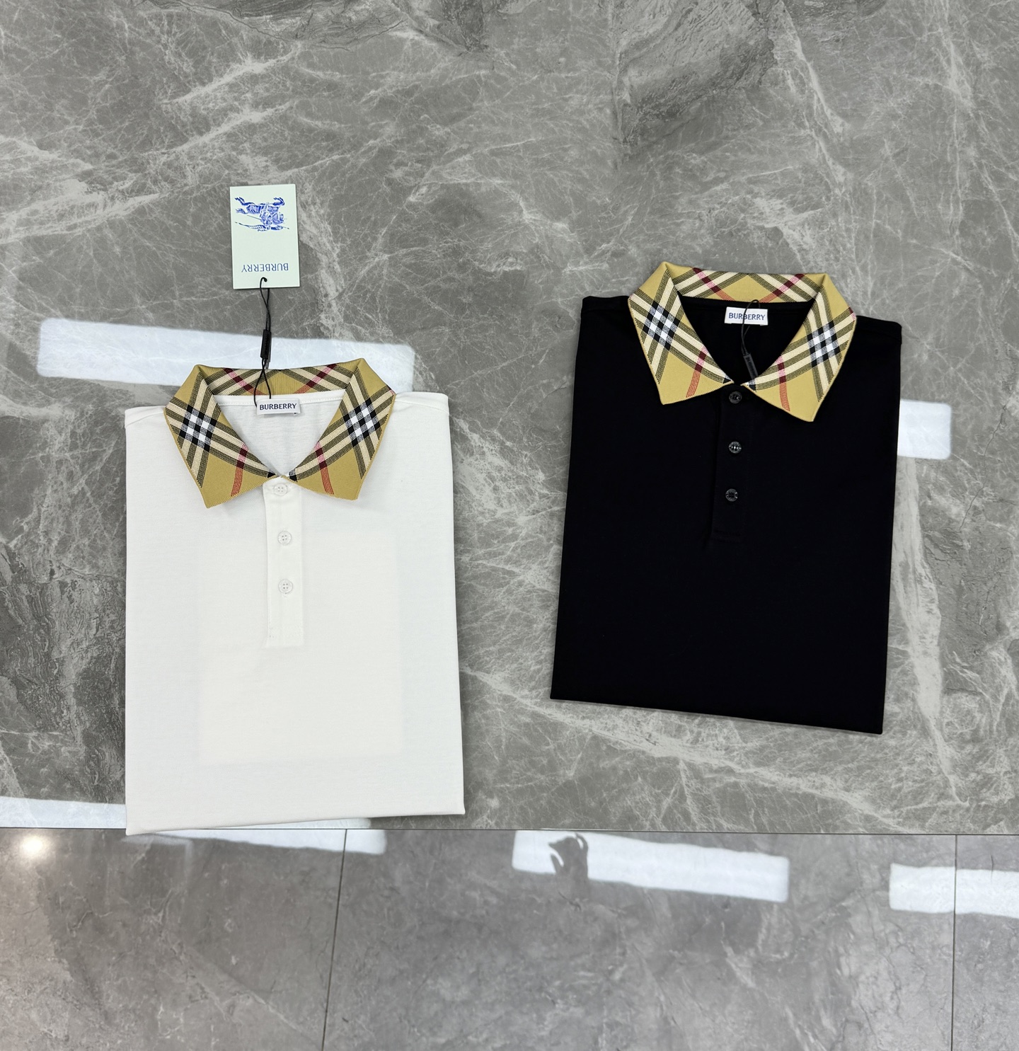 Burberry巴宝莉新品格纹领纯色Polo衫👨🏻高品质推荐❤️经典格纹领设计超有辨识度，英伦风满满!高