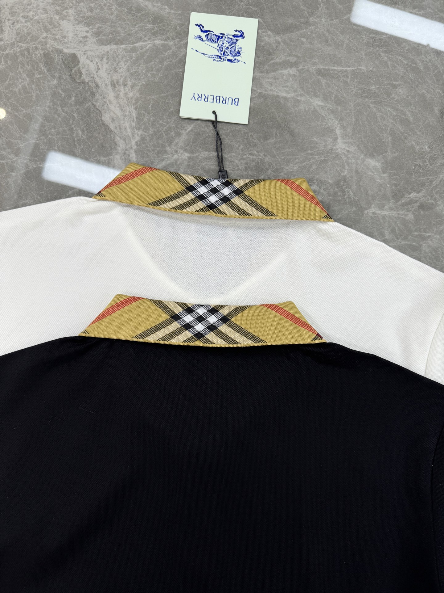 Burberry巴宝莉新品格纹领纯色Polo衫👨🏻高品质推荐❤️经典格纹领设计超有辨识度，英伦风满满!高