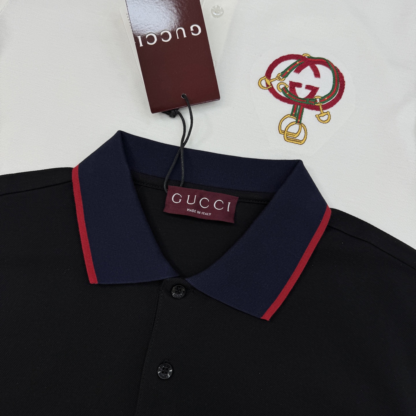 Gucci古奇双G刺绣短袖Polo衫👨🏻经典翻领设计，黑白两色可选，搭配撞色红蓝条纹领口，细节满分!胸前